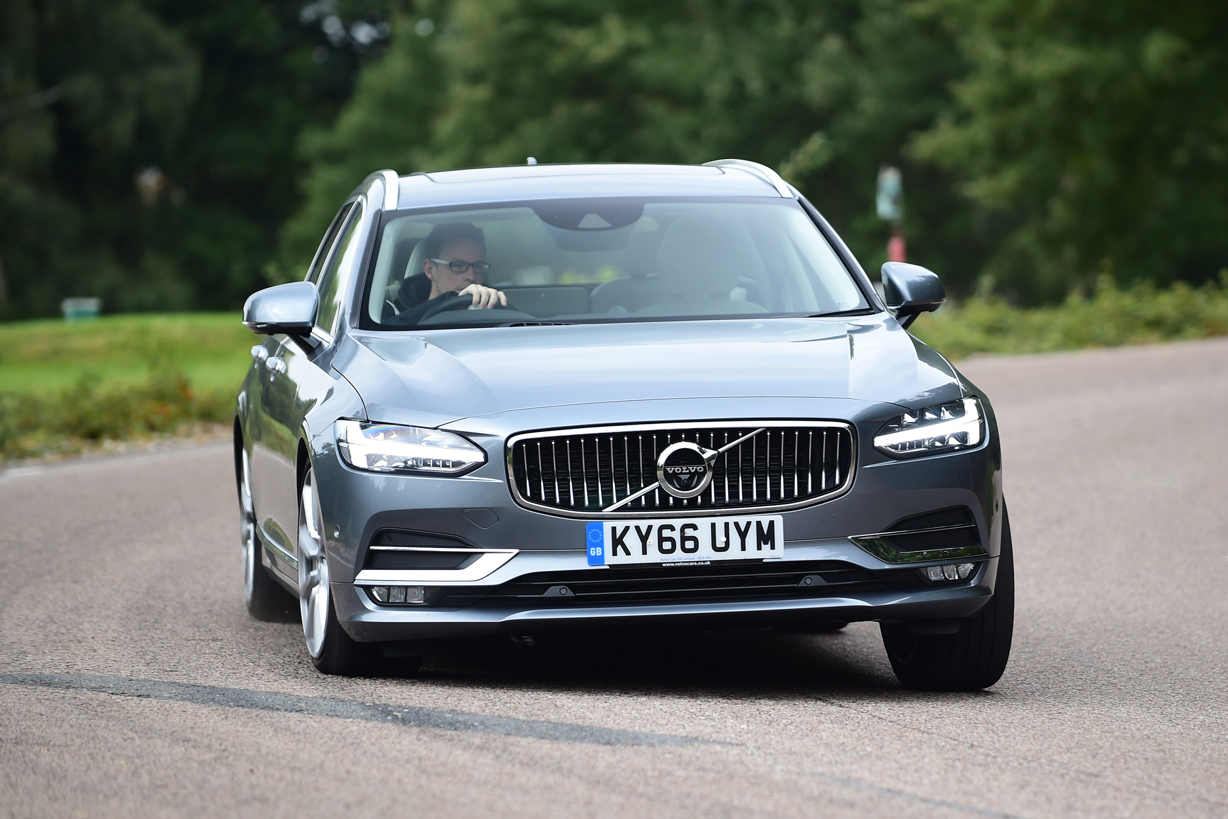 Volvo V90 - front action