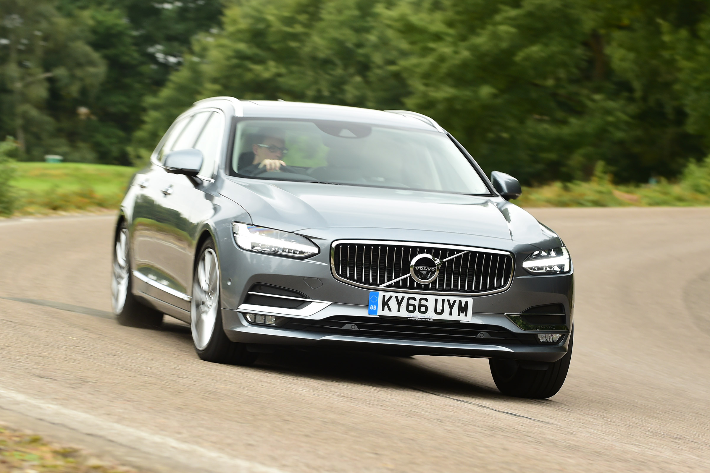 Volvo V90 - front cornering