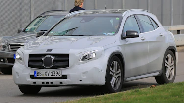 Mercedes GLA facelift 2017 spied 1