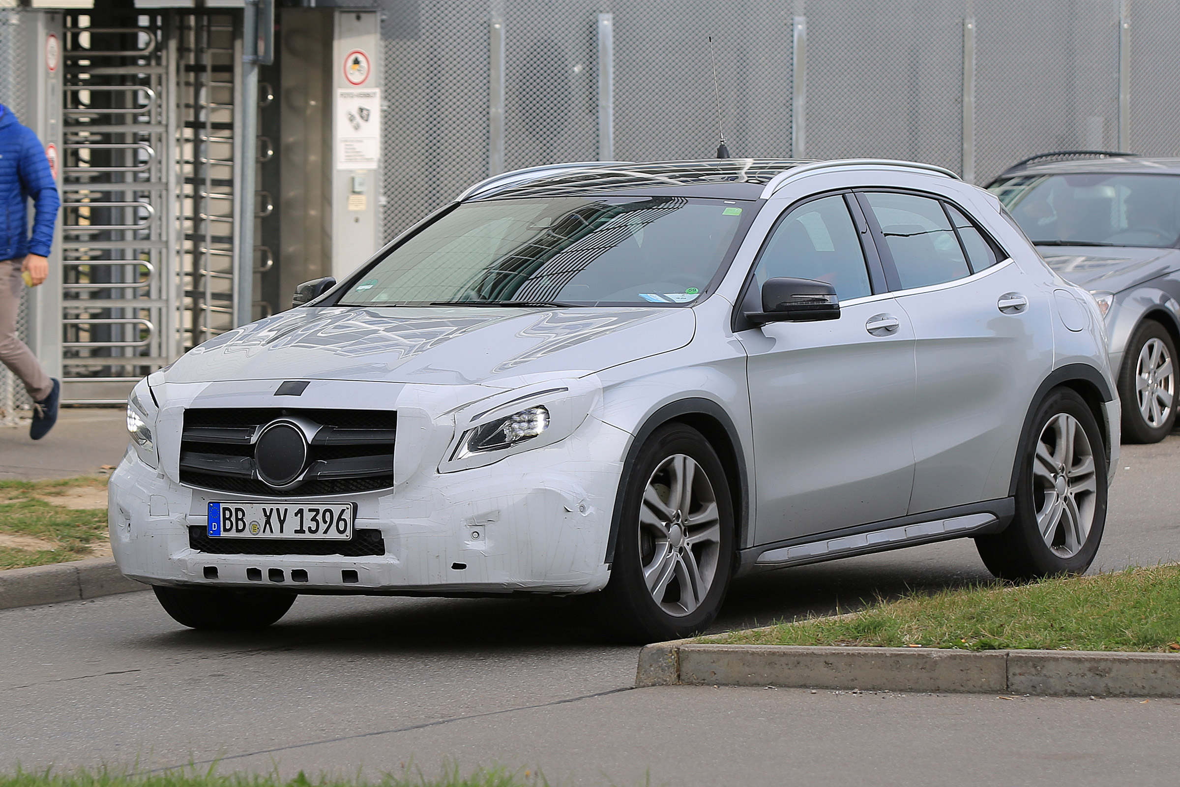 Mercedes GLA facelift 2017 spied 3