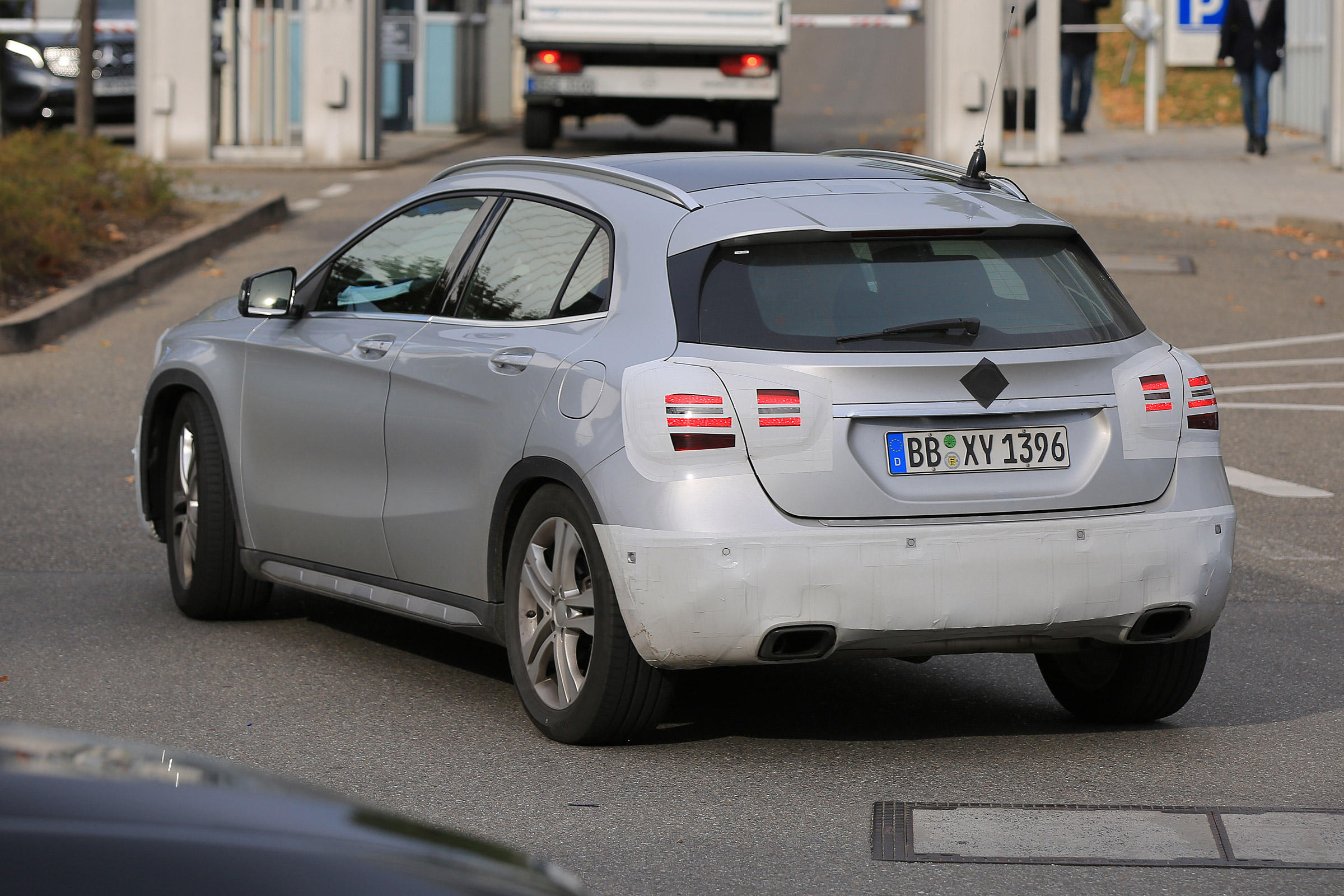 Mercedes GLA facelift 2017 spied 8