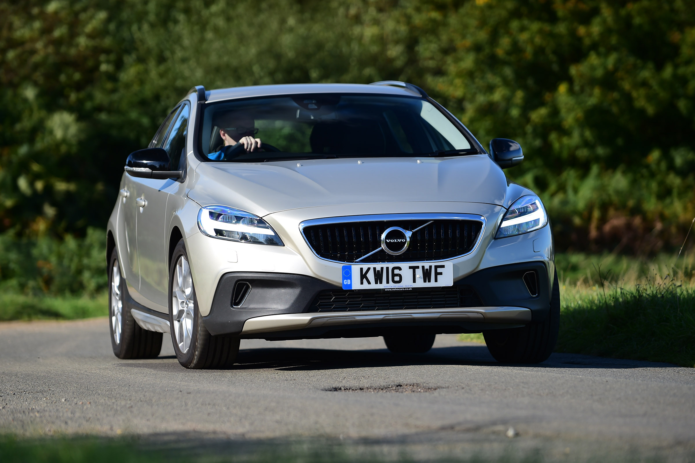 Volvo V40 Cross Country - front cornering