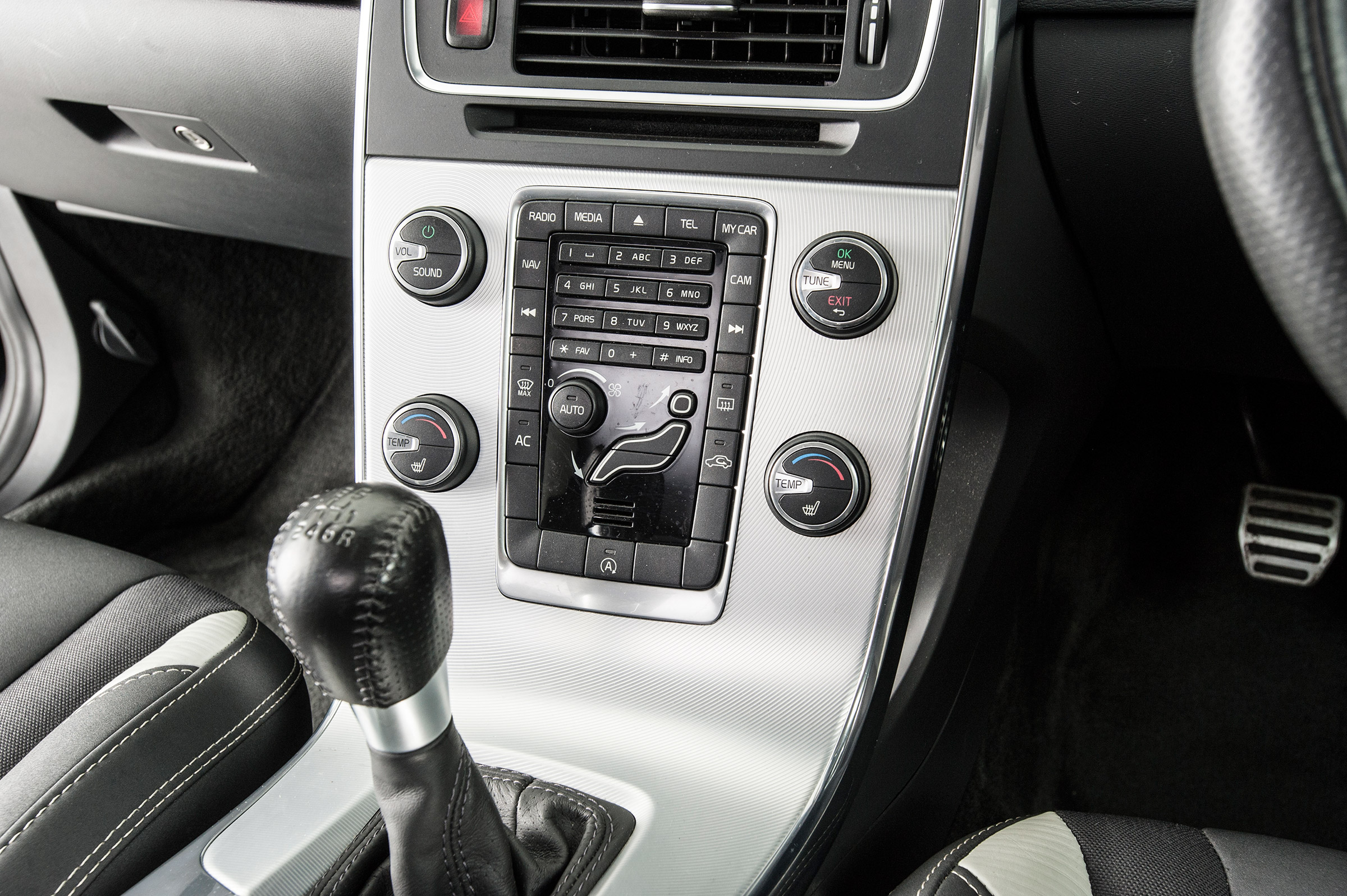 Used Volvo V60 - centre console