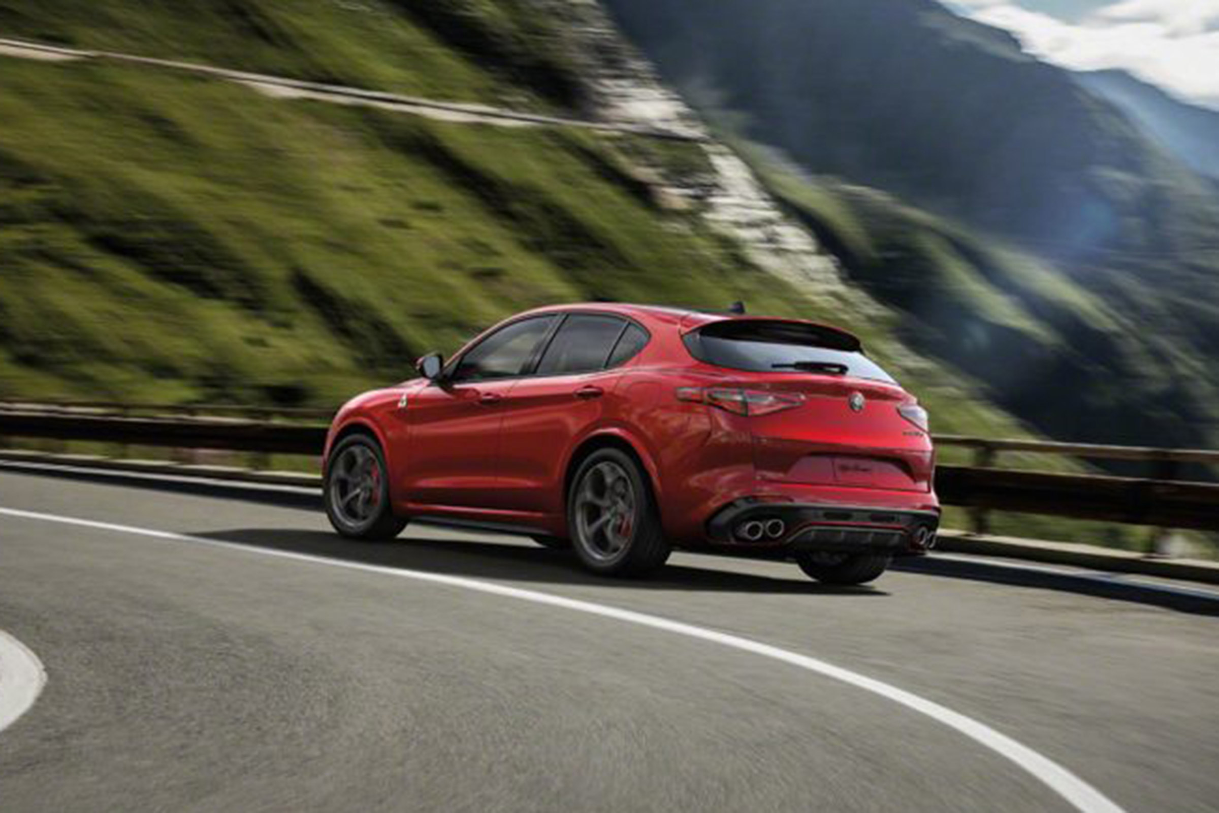 Alfa Romeo Stelvio rear tracking
