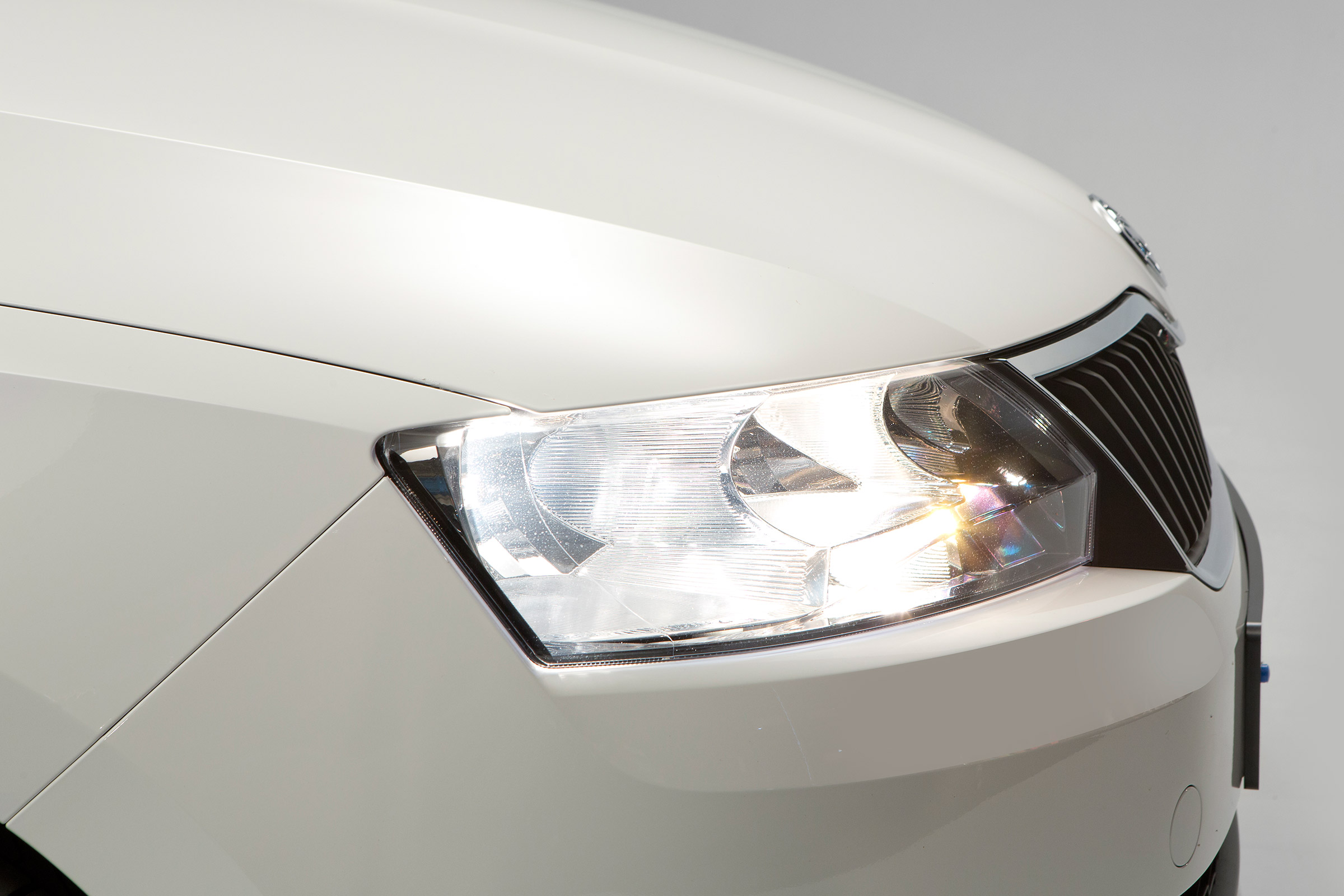 Used Skoda Rapid - front light