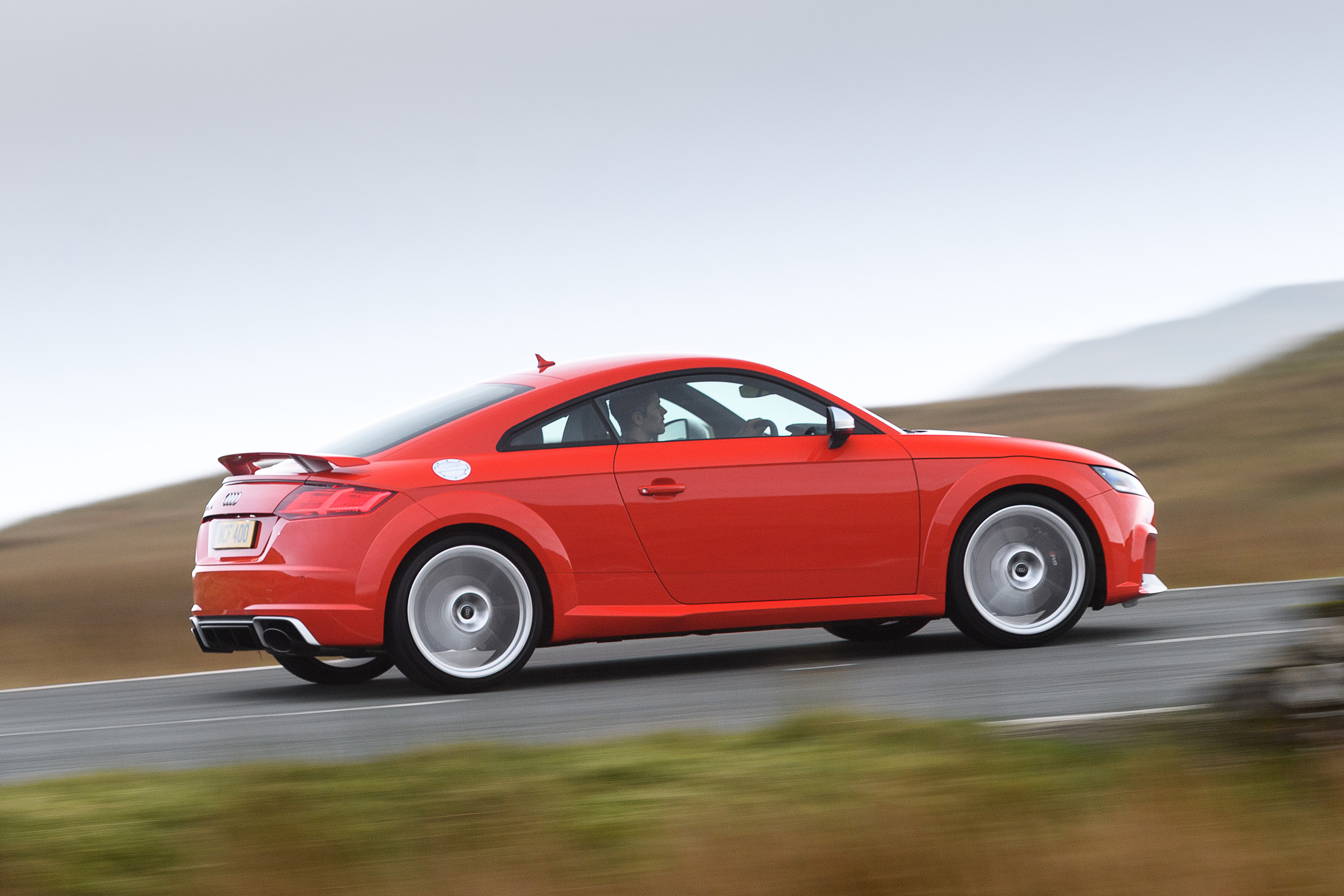 Audi TT RS 2016 - side tracking