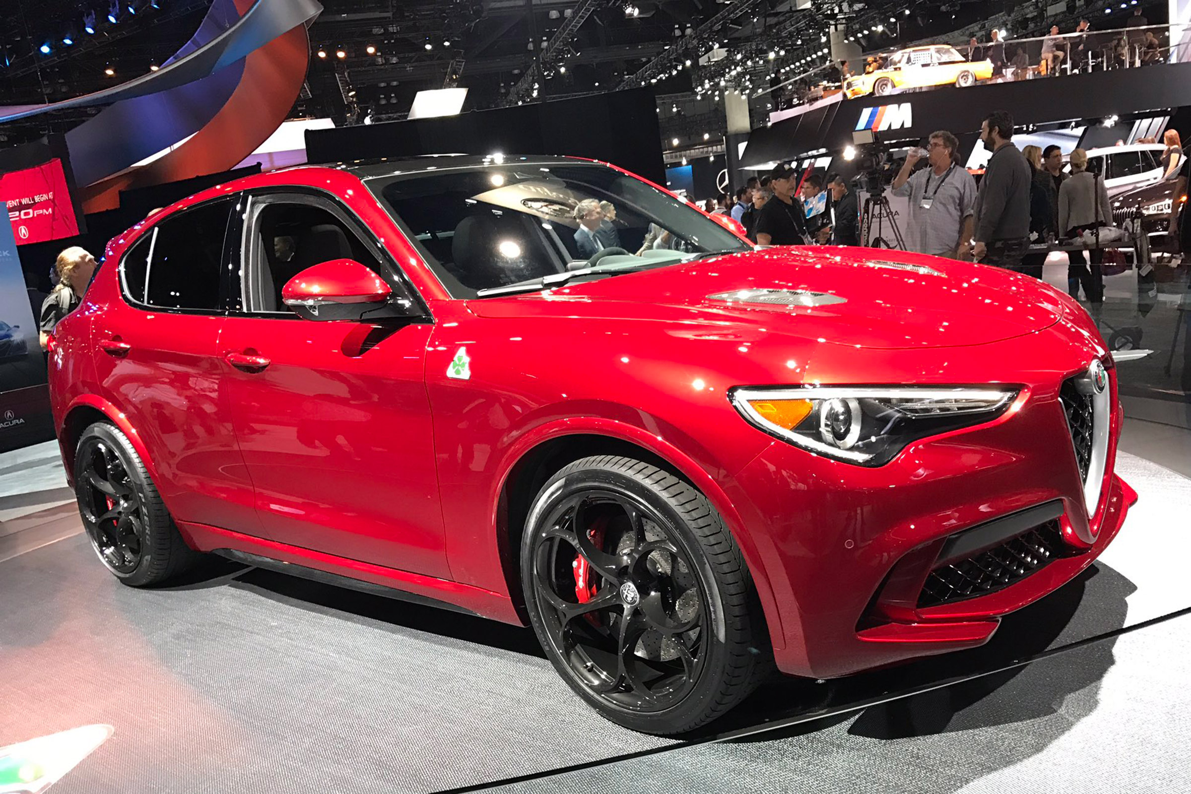 Alfa Romeo Stelvio - show front/side