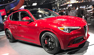 Alfa Romeo Stelvio - show front/side