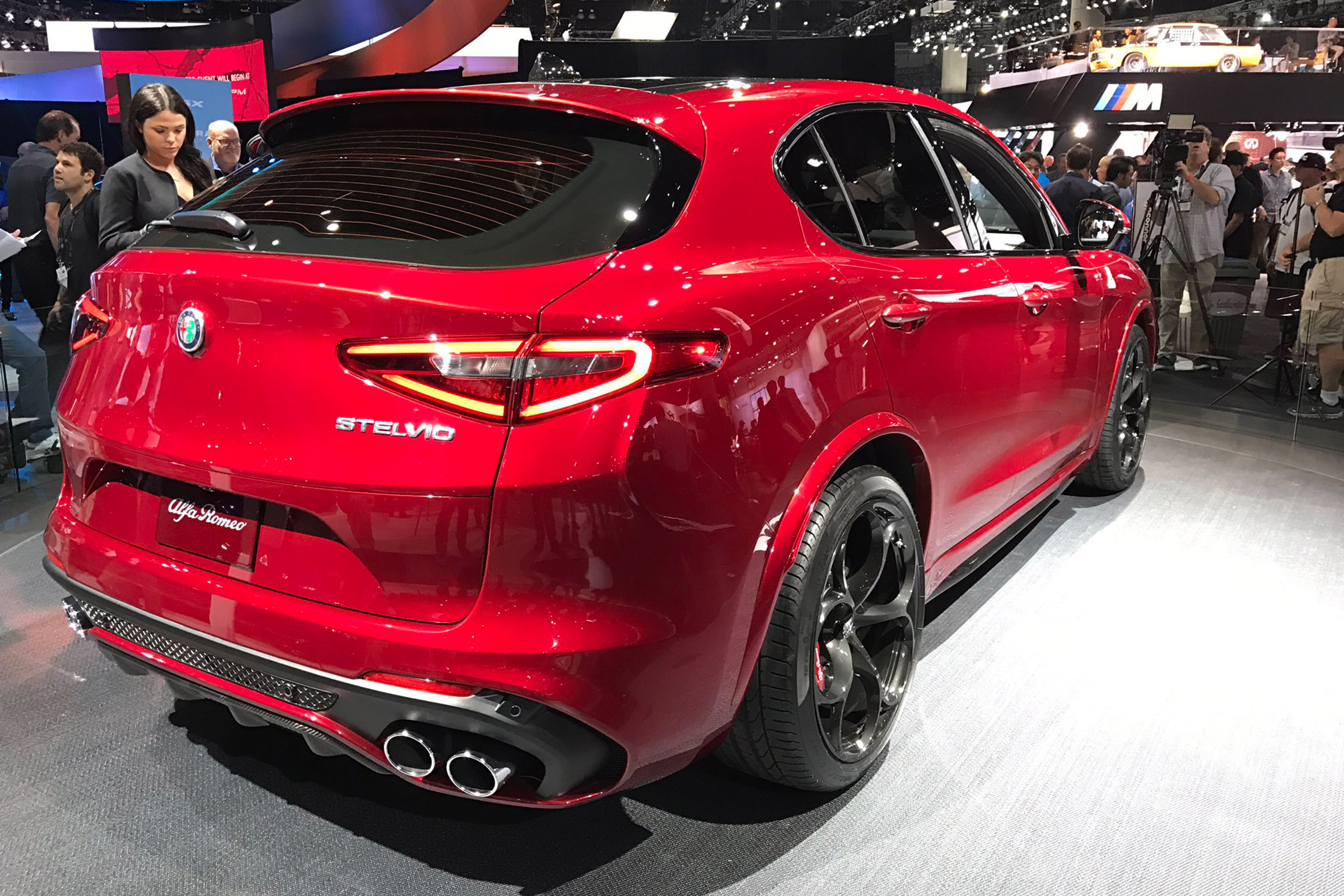 Alfa Romeo Stelvio - show rear/side