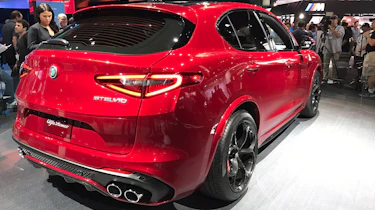 Alfa Romeo Stelvio - show rear/side
