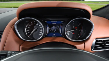 Maserati Levante - instruments