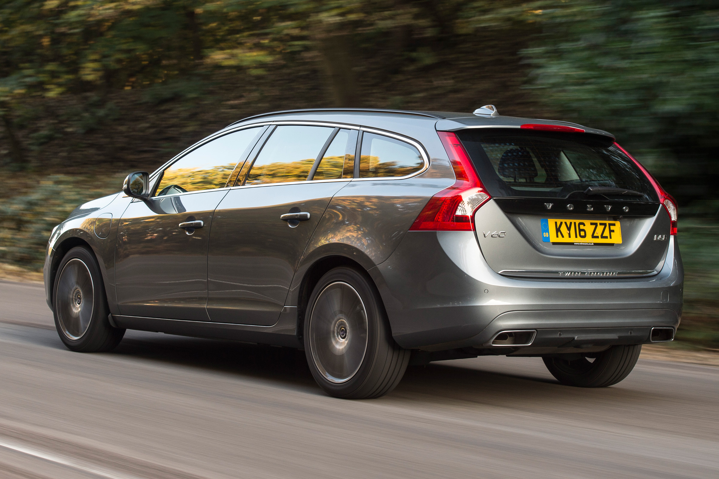 Volvo V60 D5 Twin Engine - rear tracking