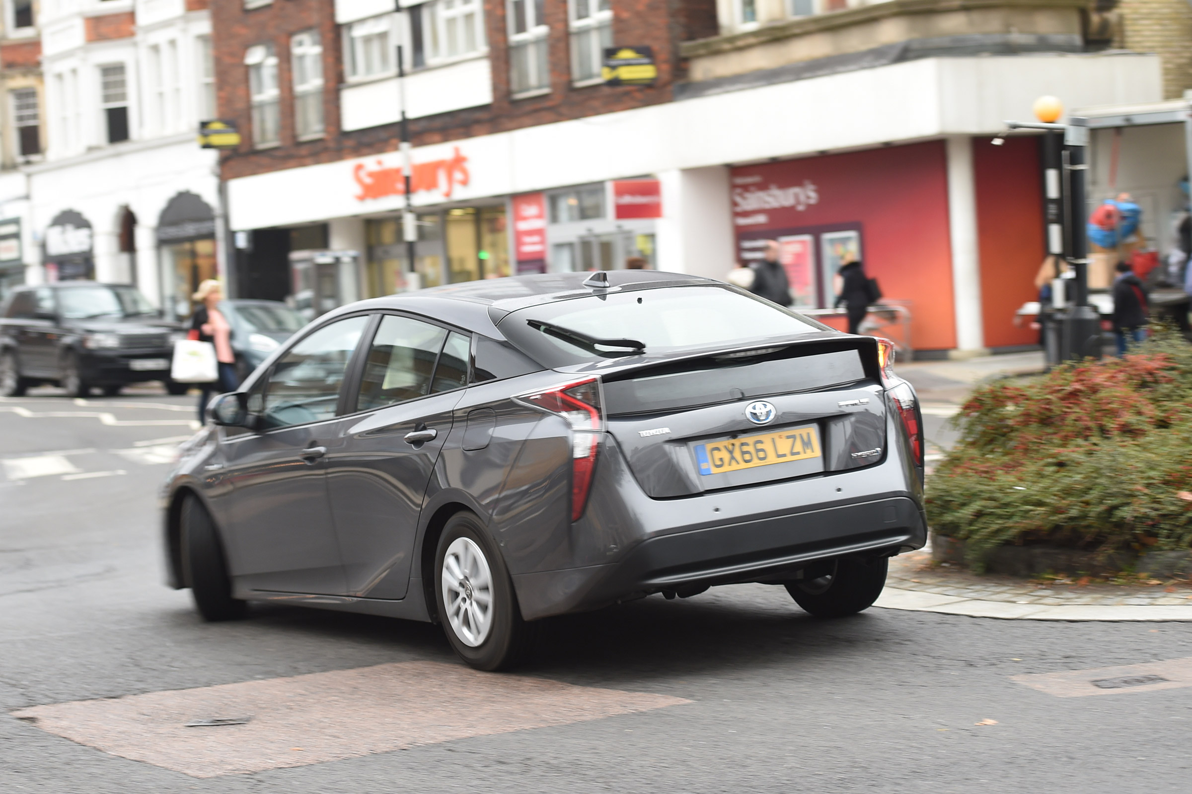Toyota Prius long-termer - cornering rear