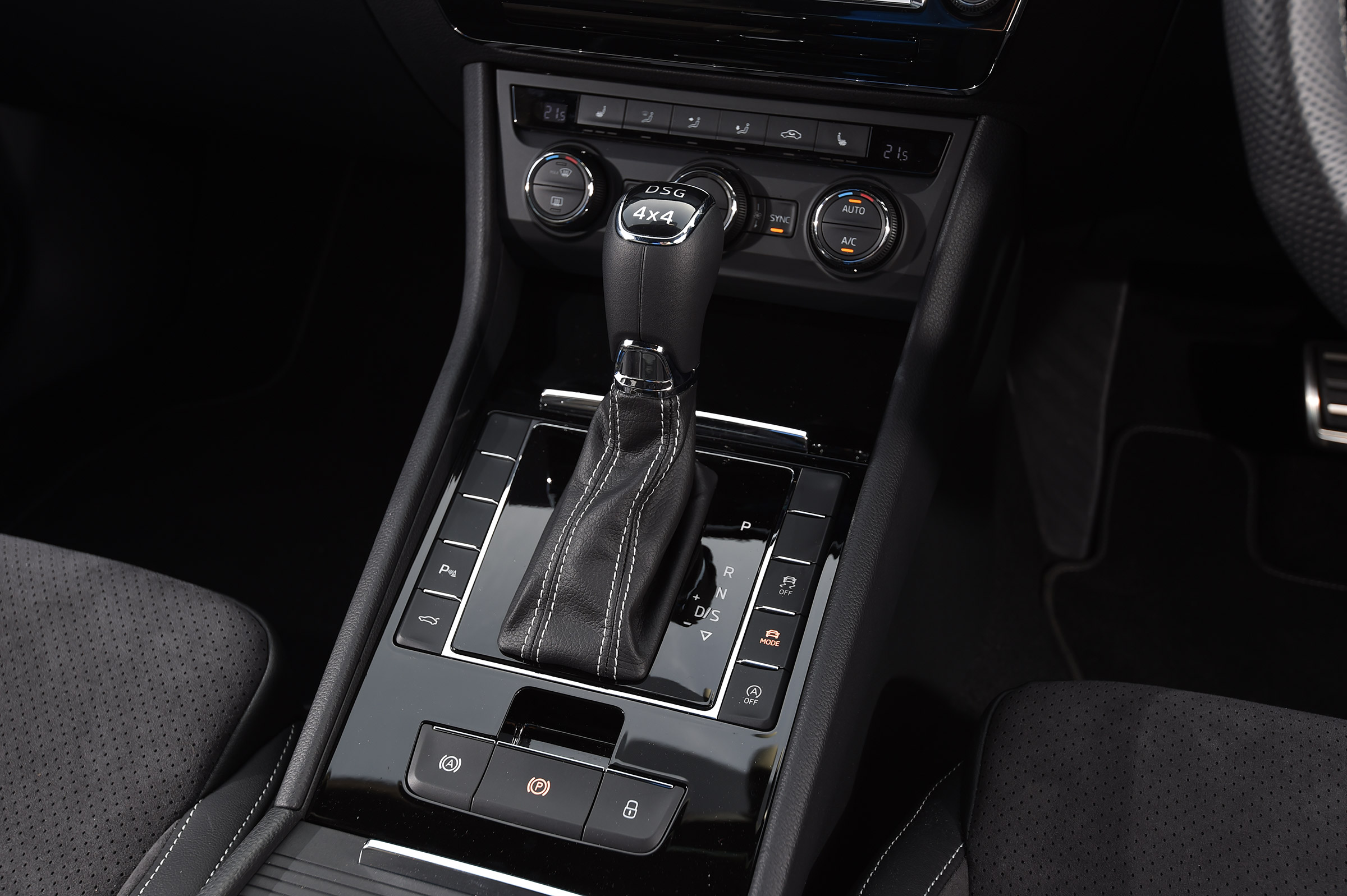 Skoda Superb Sportline Estate - centre console