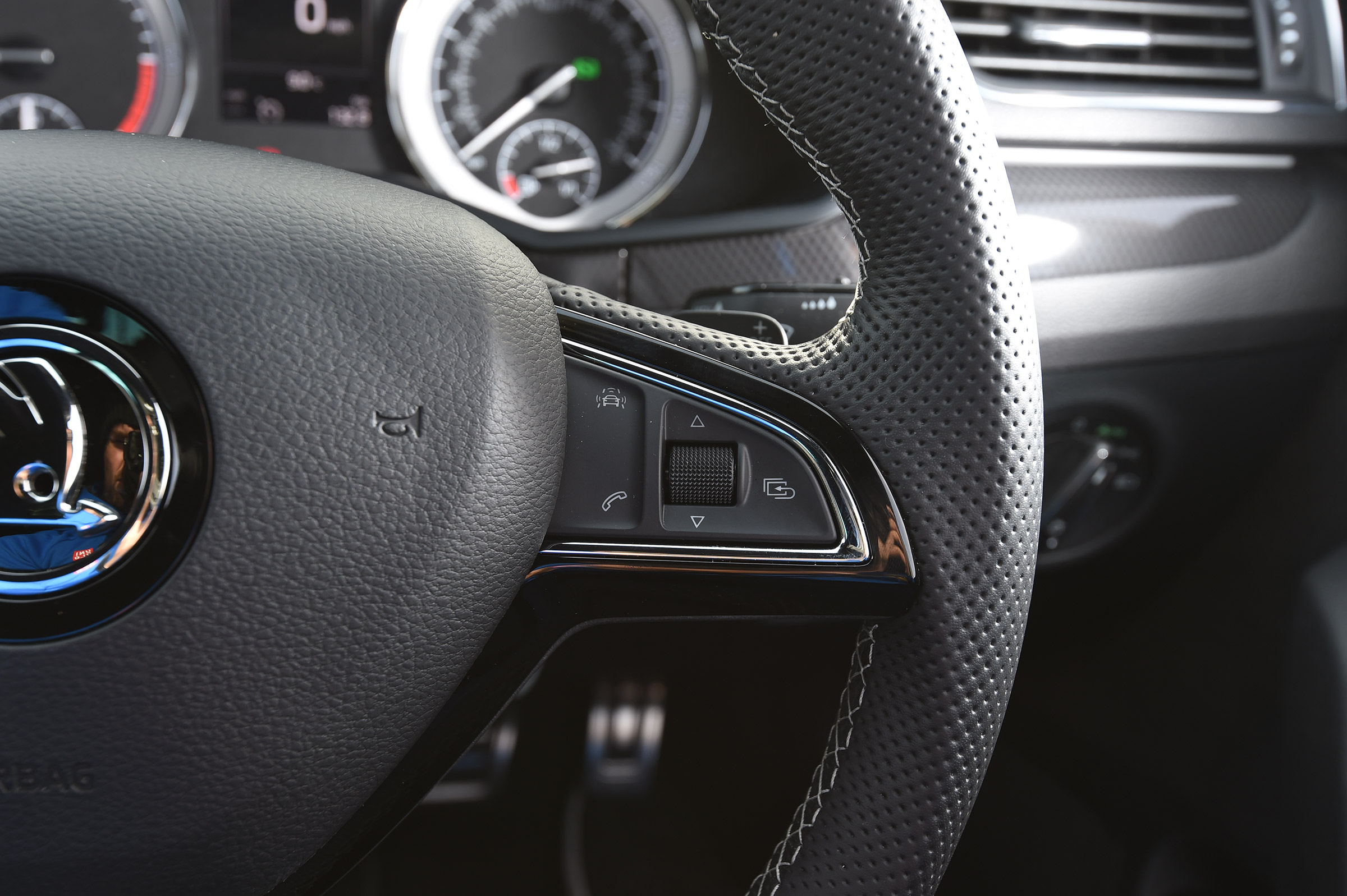 Skoda Superb Sportline Estate - steering wheel controls