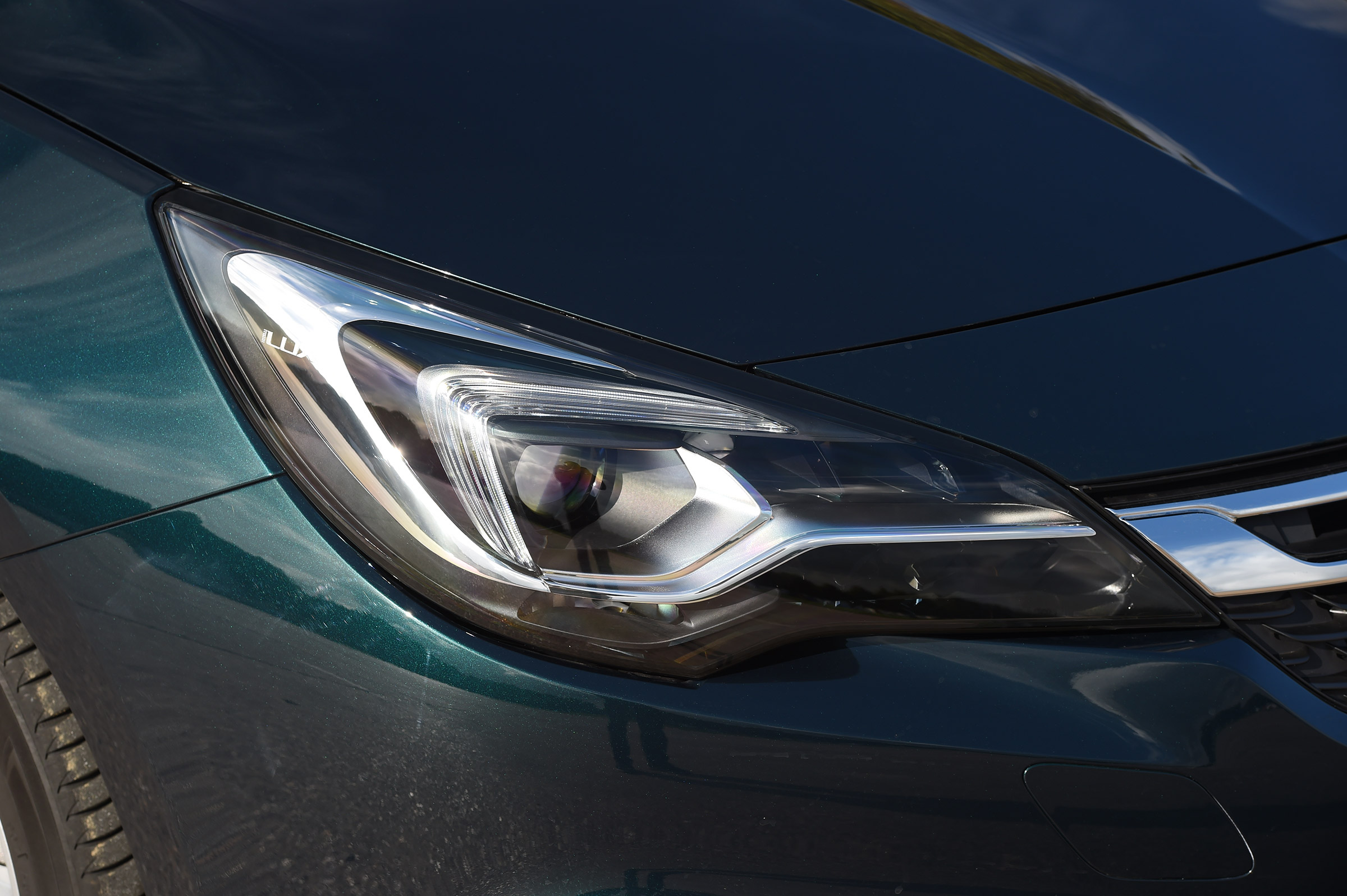 Vauxhall Astra - front light detail