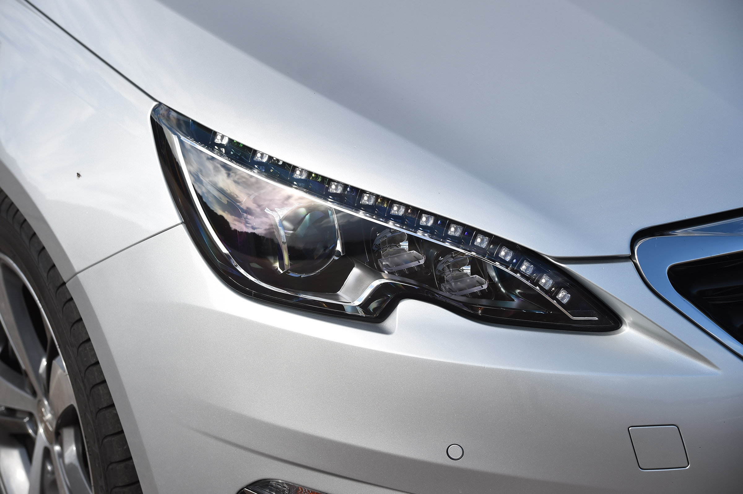 Peugeot 308 - front light detail