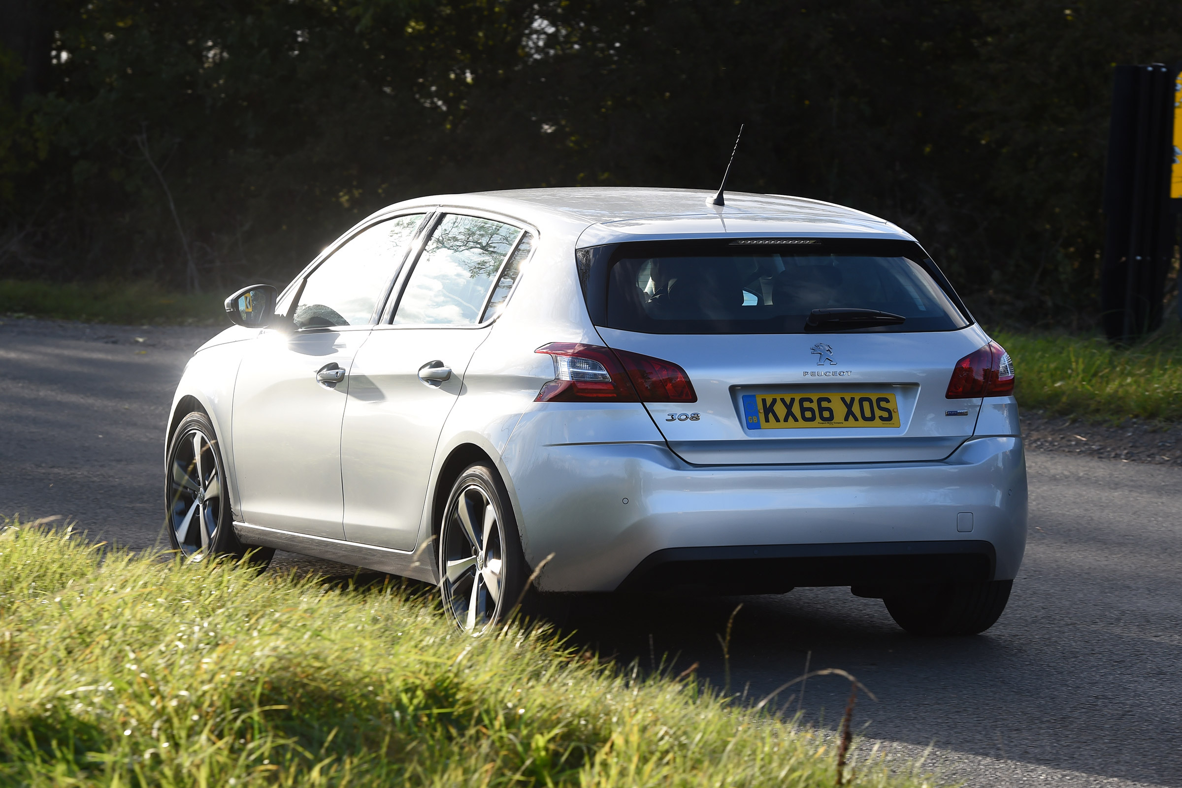 Peugeot 308 - rear cornering