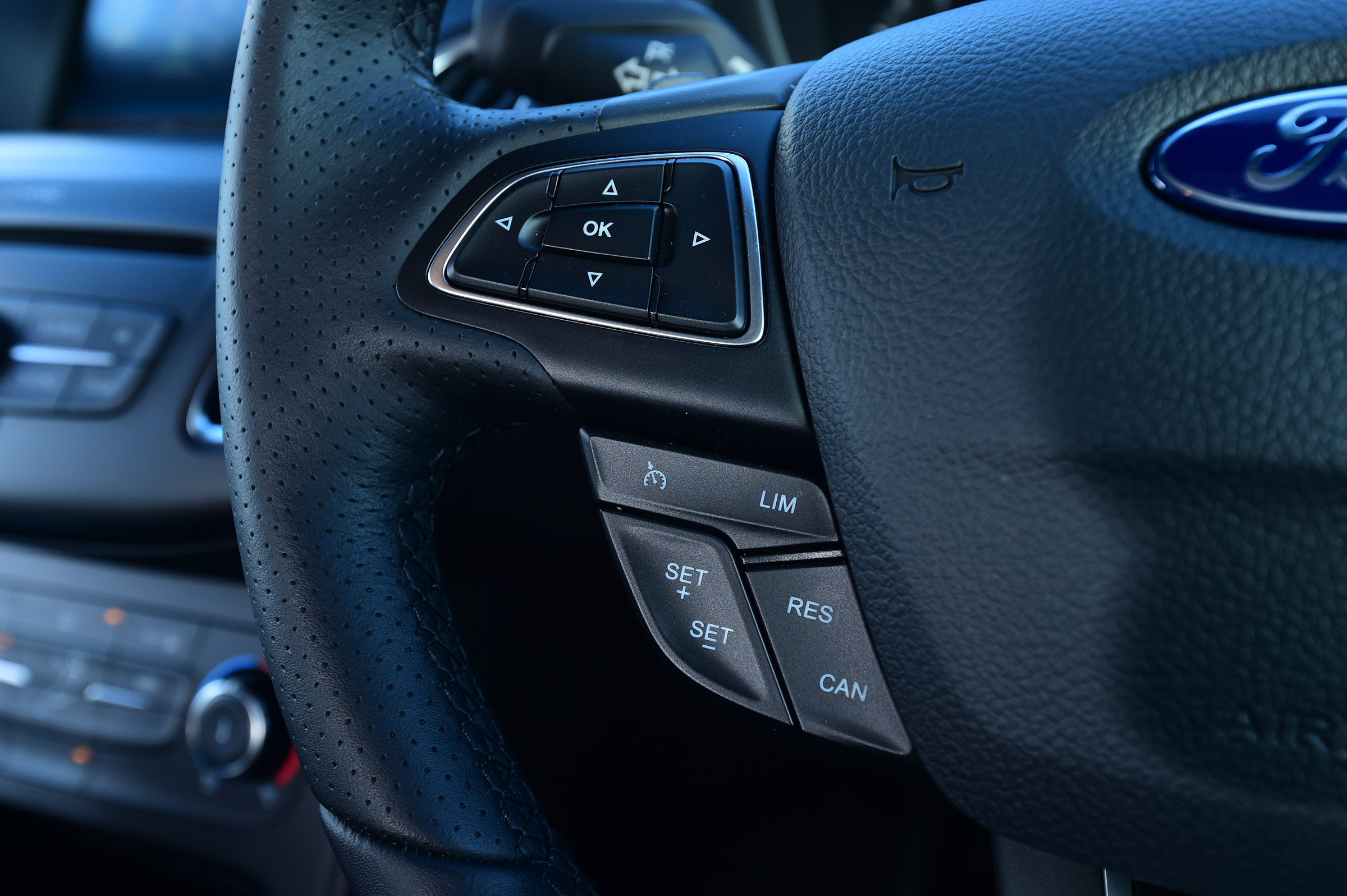 Ford Focus ST-Line - steering wheel detail