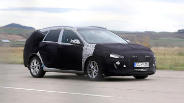 Hyundai i30 estate spy shots