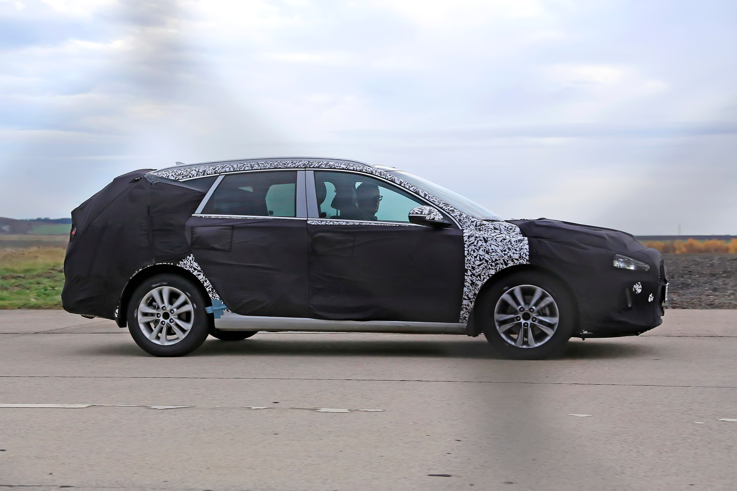 Hyundai i30 estate spy shots