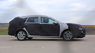 Hyundai i30 estate spy shots