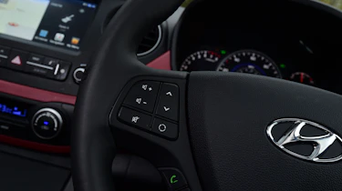 Hyundai i10 facelift 2017 - steering wheel
