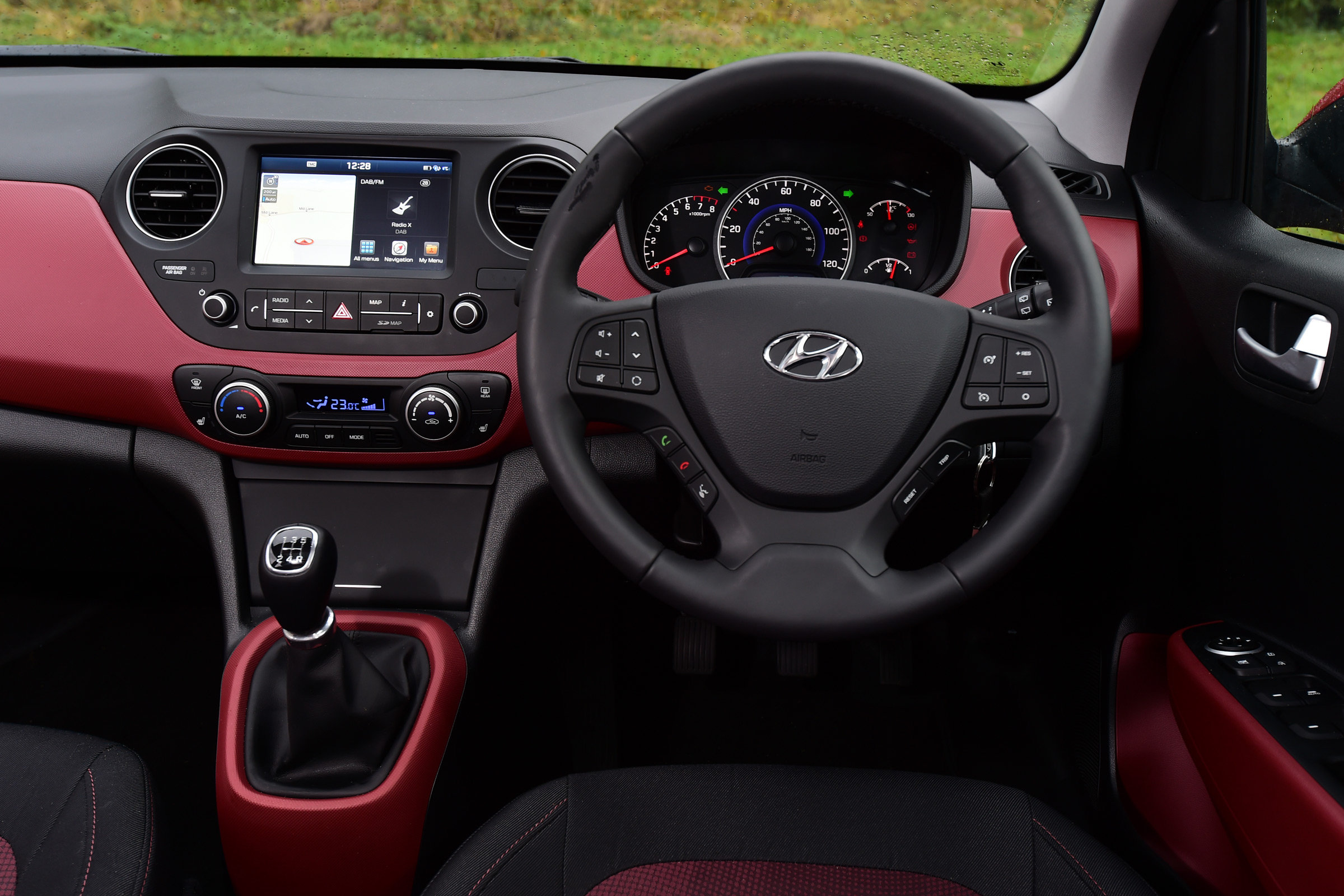 Hyundai i10 facelift 2017 - interior