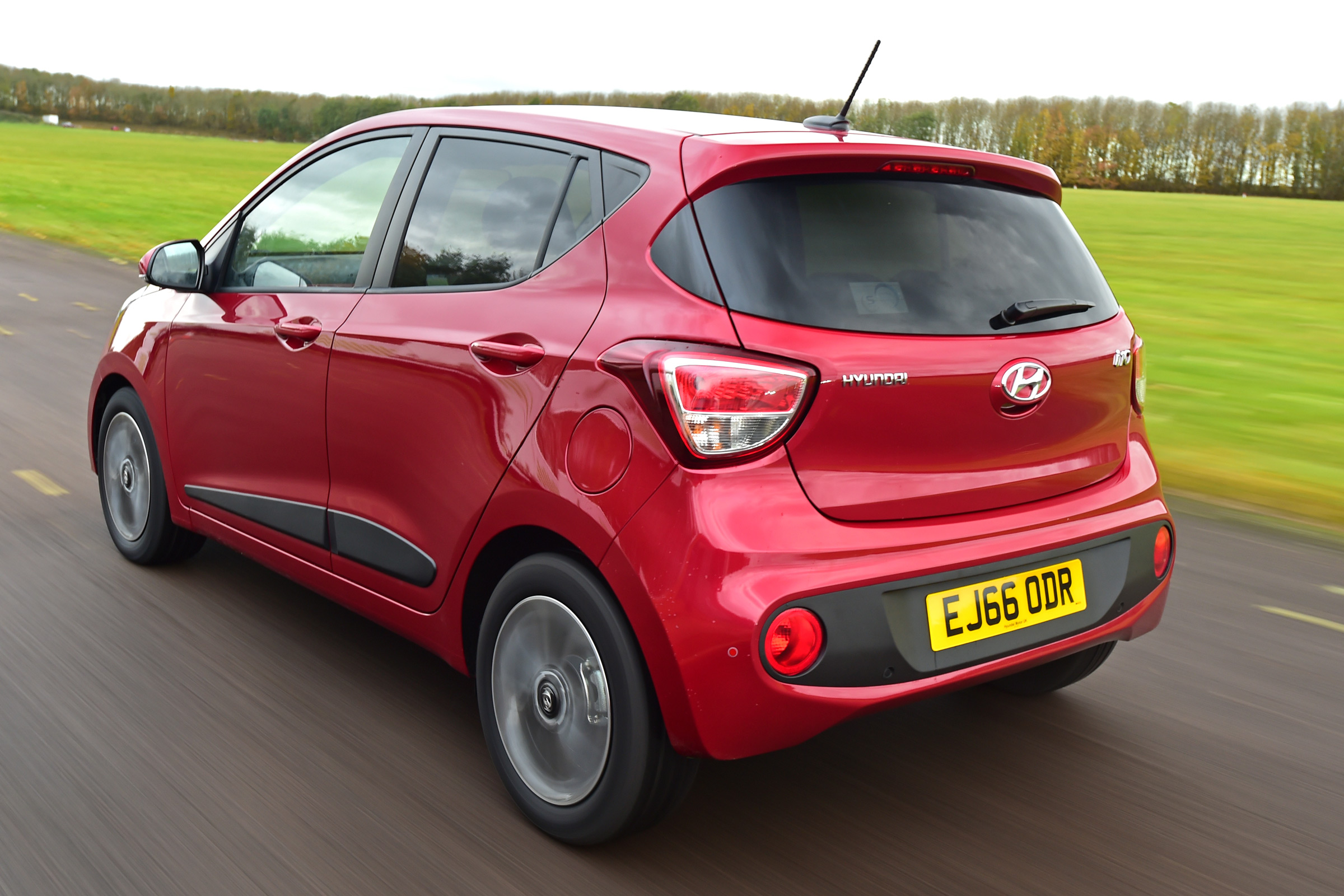 Hyundai i10 facelift 2017 - rear tracking