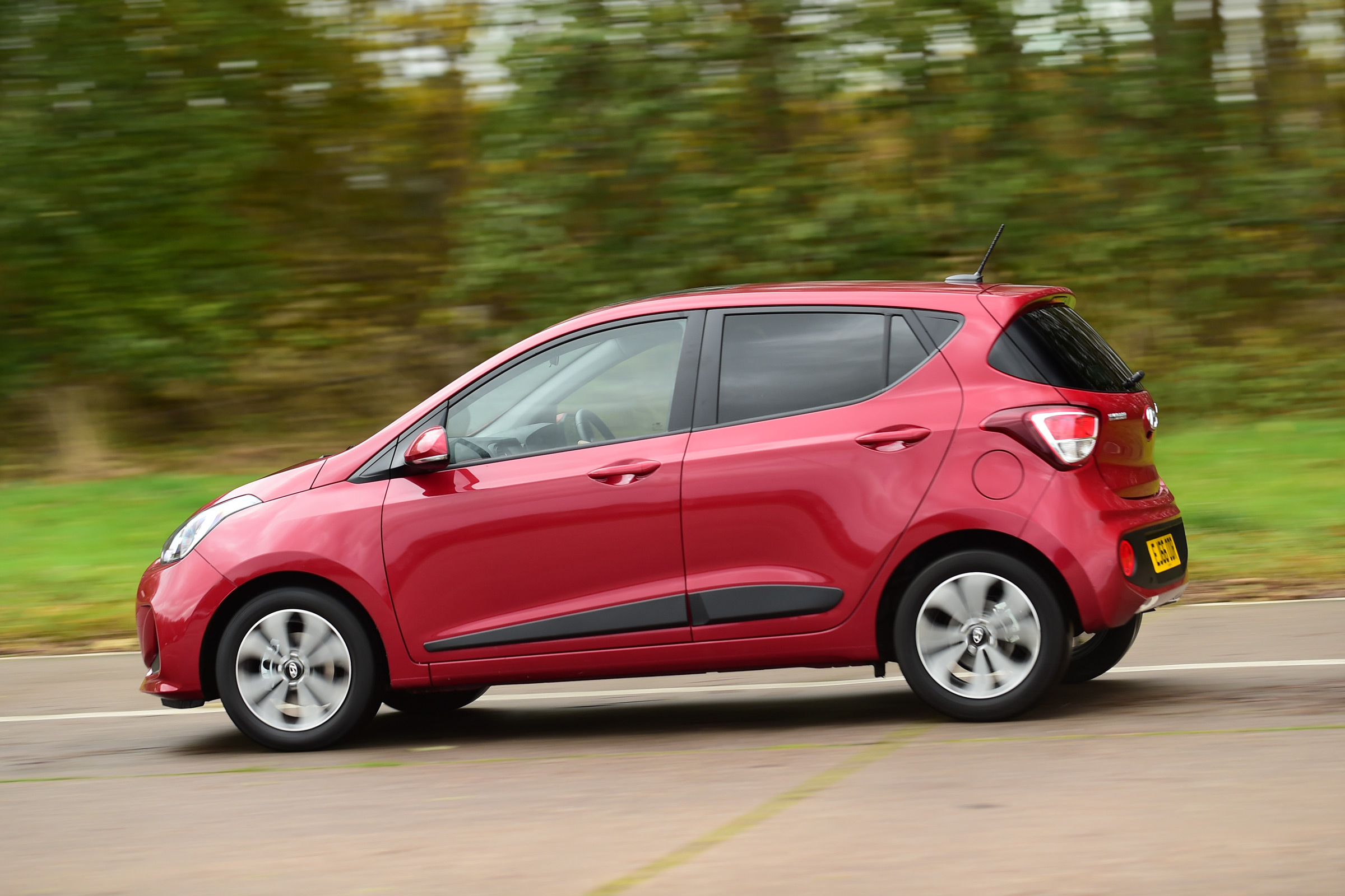 Hyundai i10 facelift 2017 - side tracking