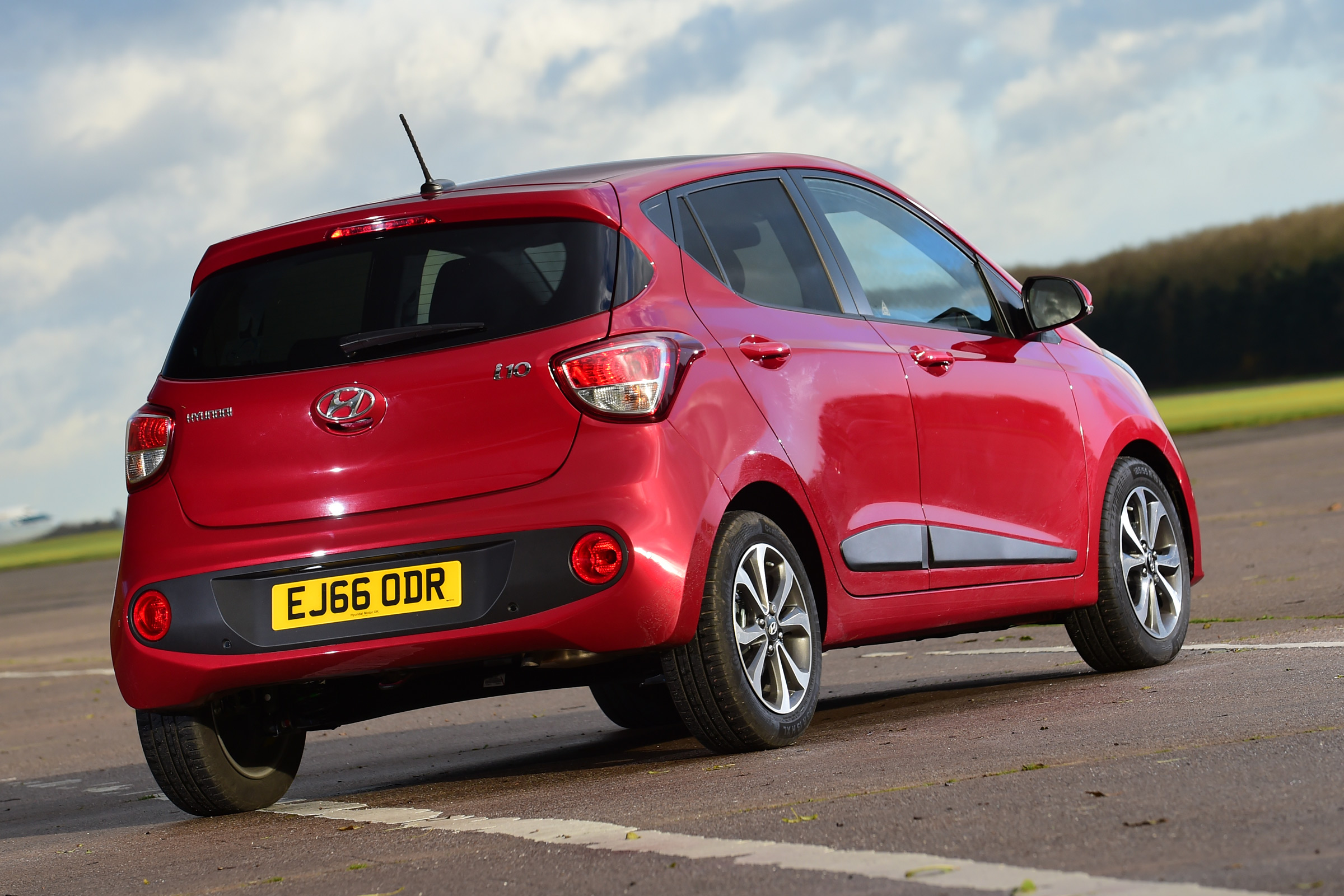 Hyundai i10 facelift 2017 - rear quarter