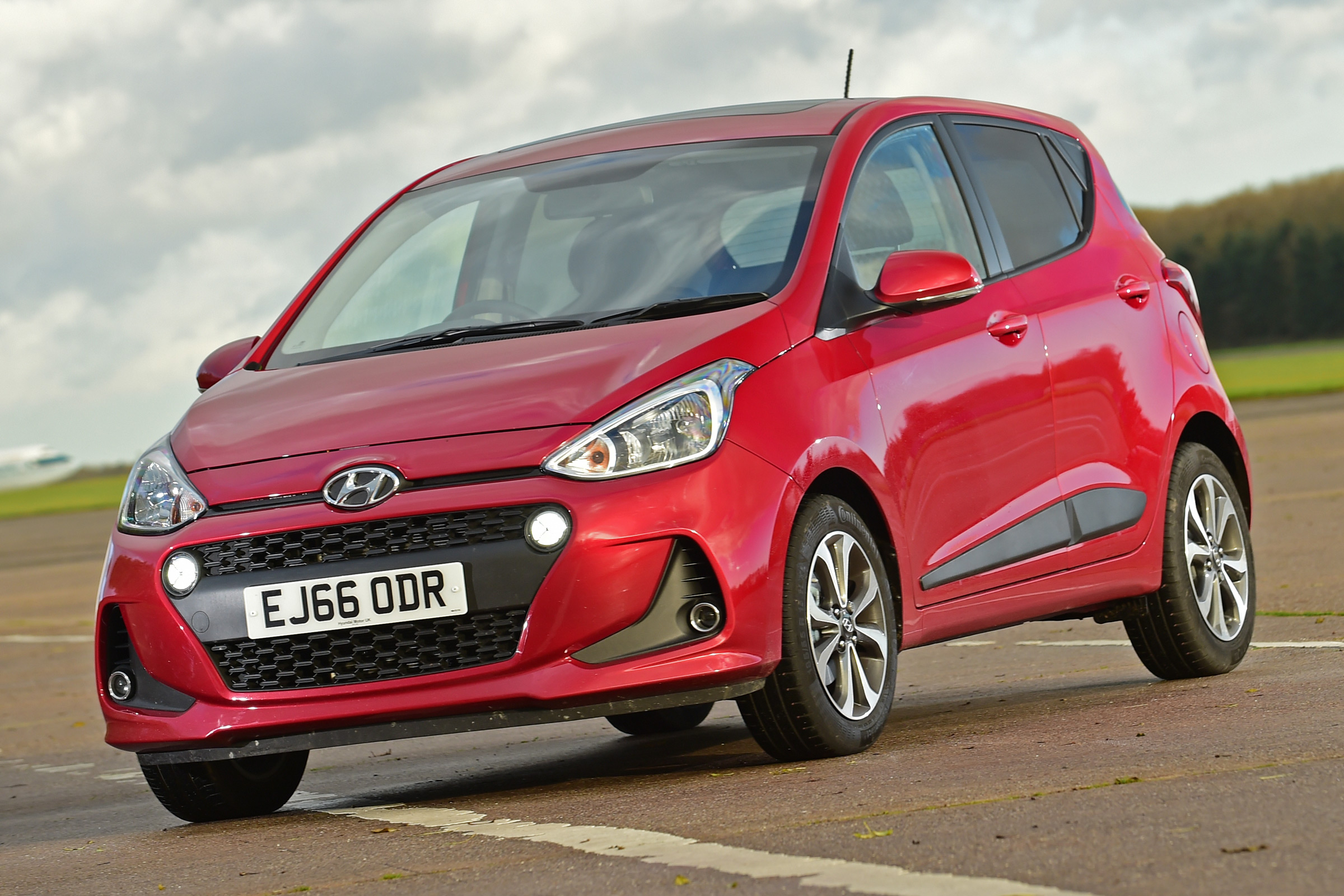 Hyundai i10 facelift 2017 - front quarter