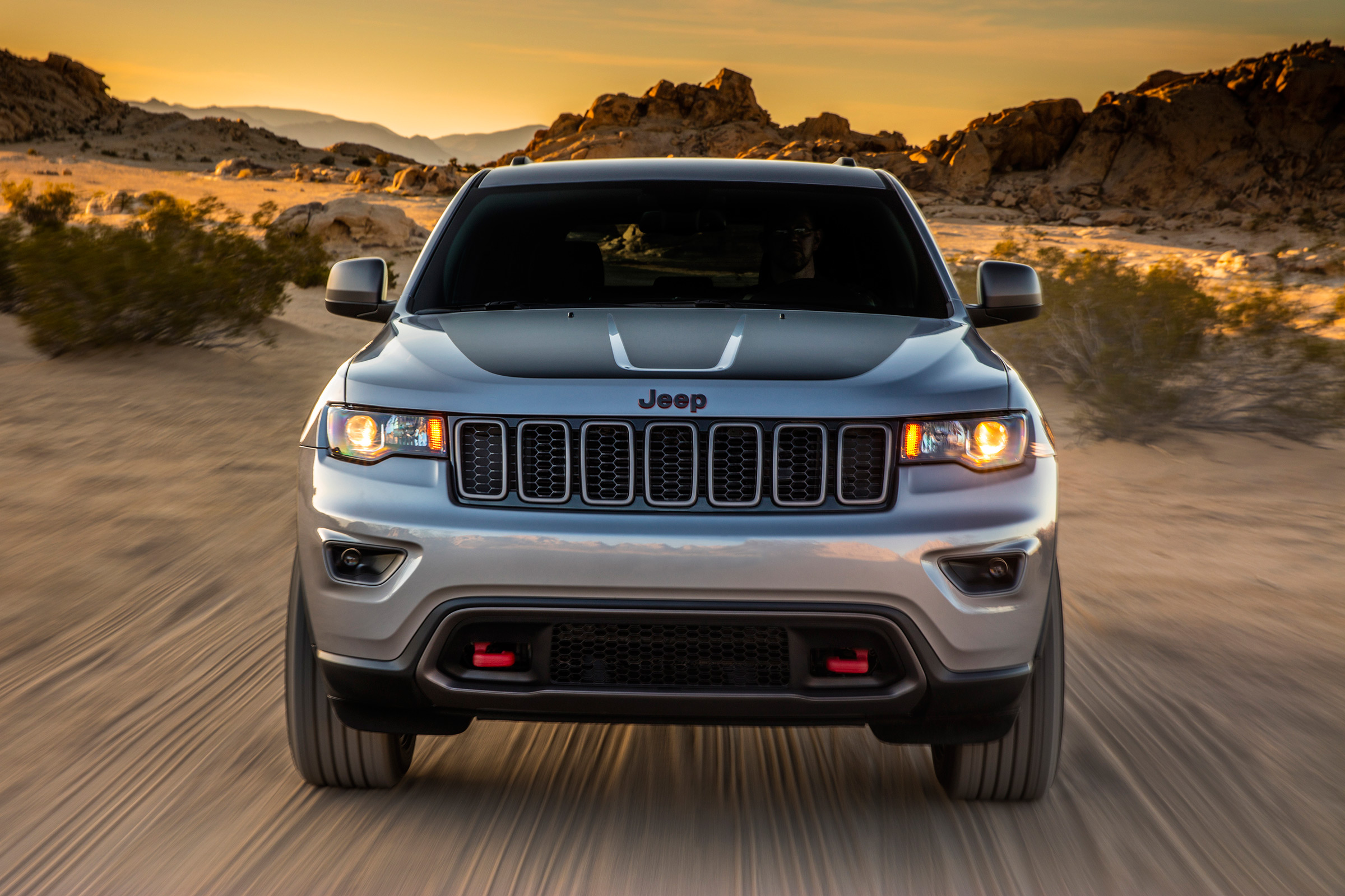 Jeep Grand Cherokee Trailhawk - front tracking