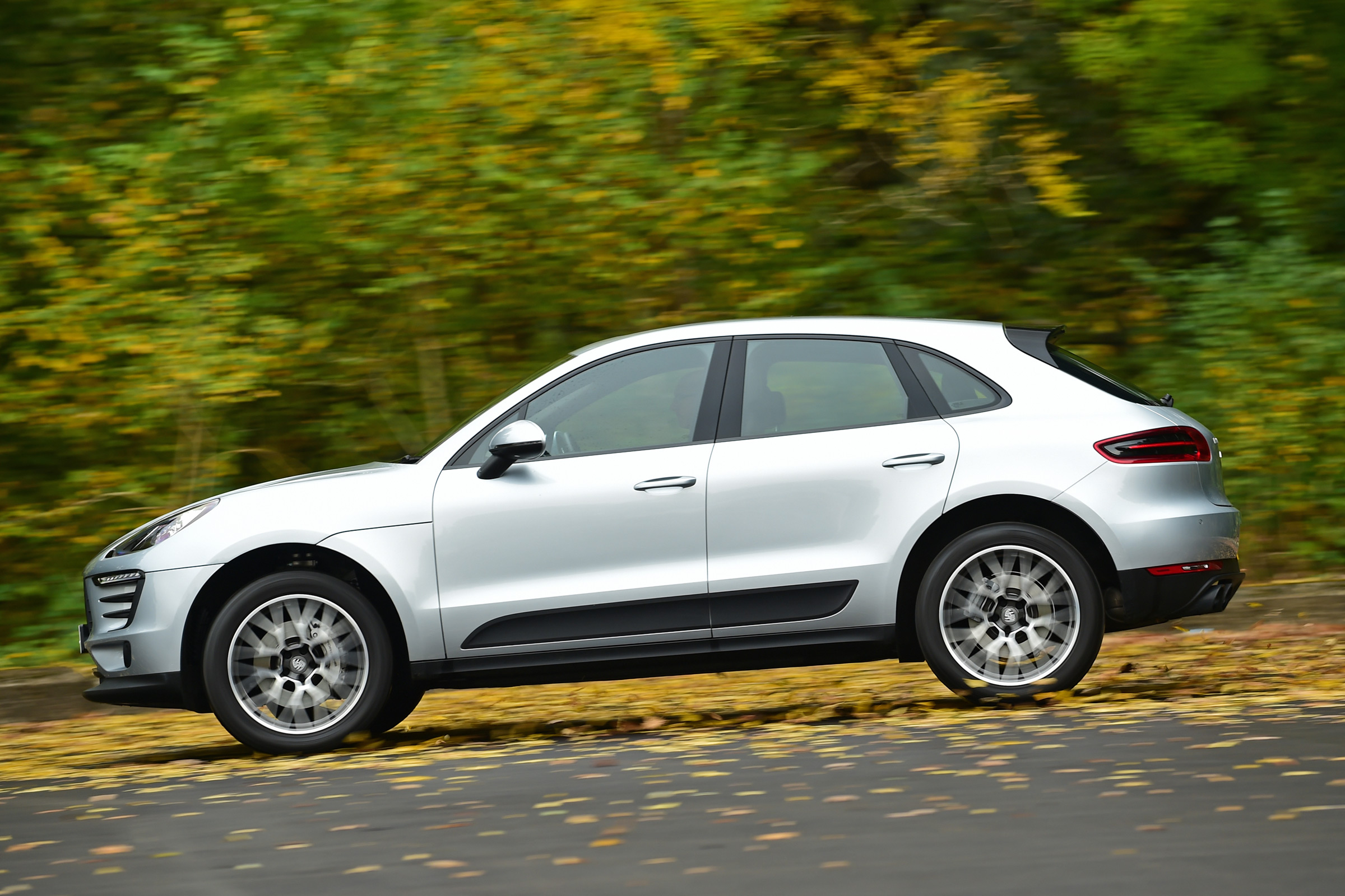 Porsche Macan S - side tracking