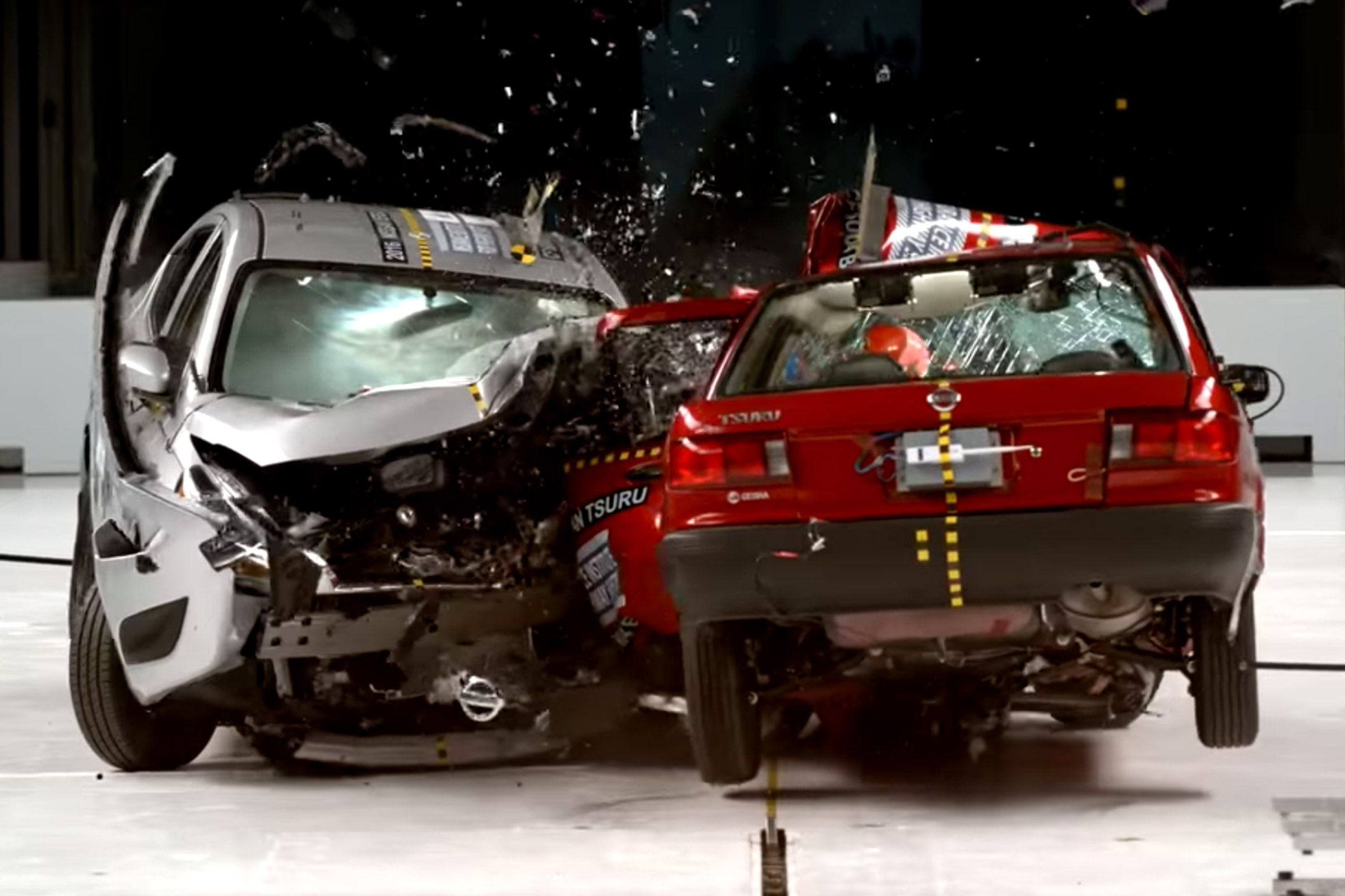 Nissan Tsuru vs Nissan Versa crash test