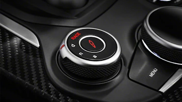 Alfa Romeo Stelvio race dial