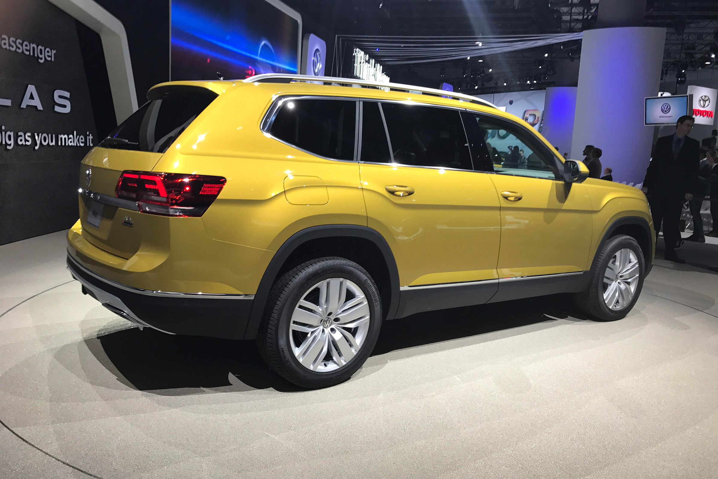 Volkswagen Atlas - LA Motor Show side/rear