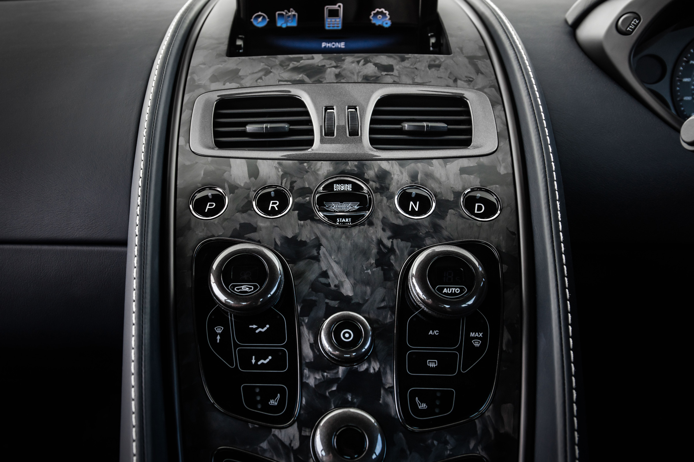 Aston Martin Vanquish S 2016 - dashboard