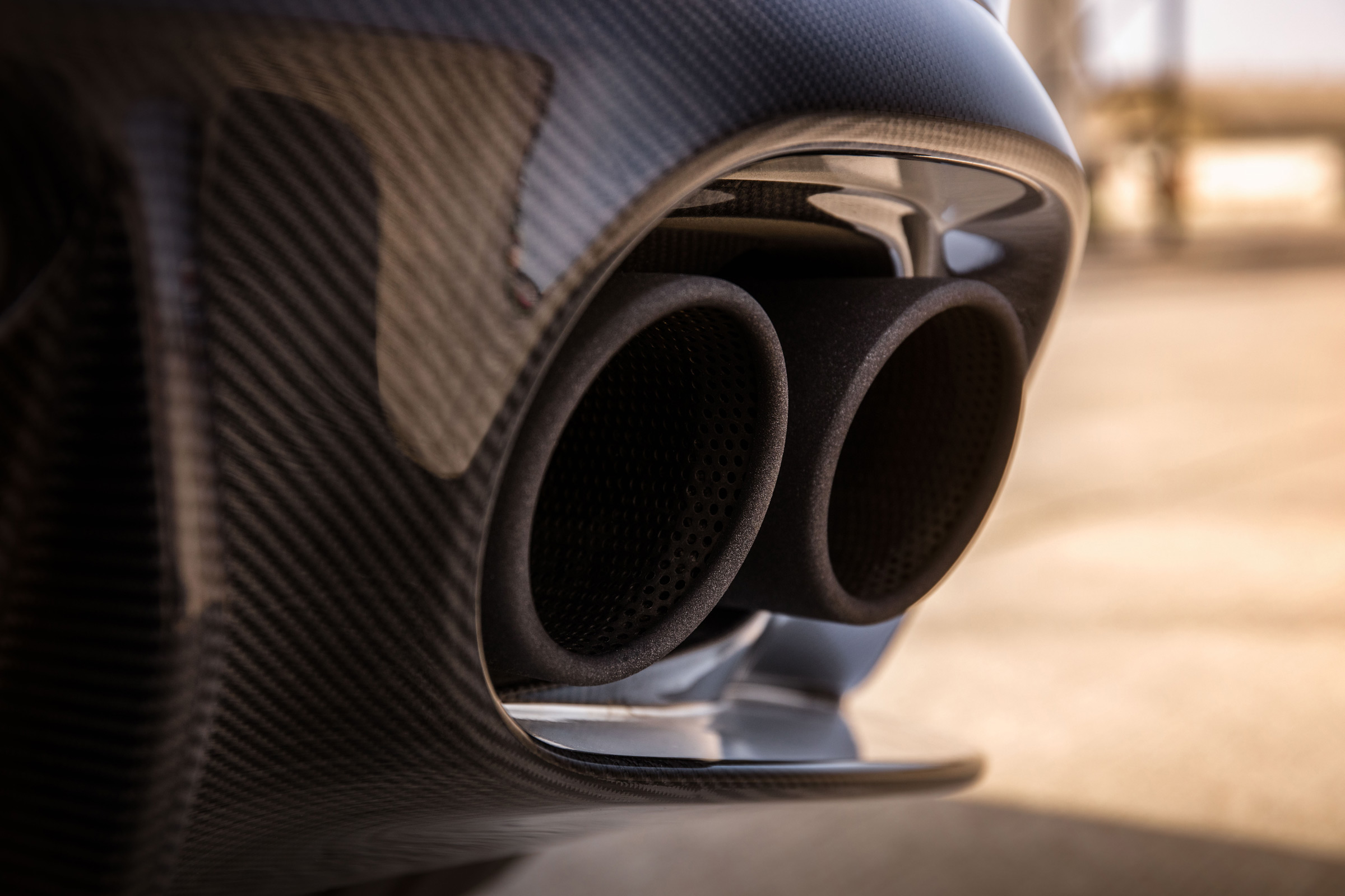 Aston Martin Vanquish S 2016 - exhaust