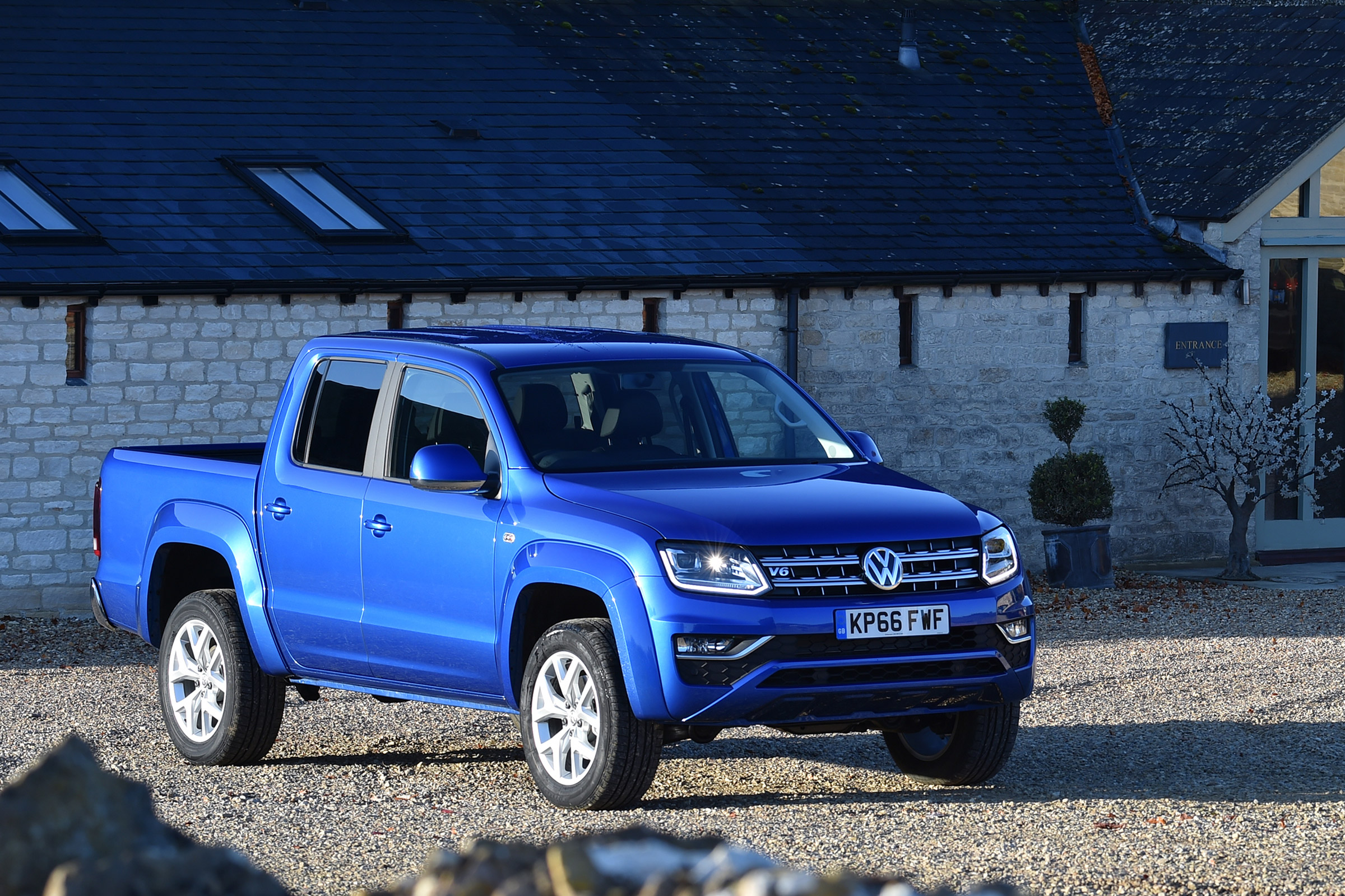 Volkswagen Amarok pick-up 2016 - front quarter 3