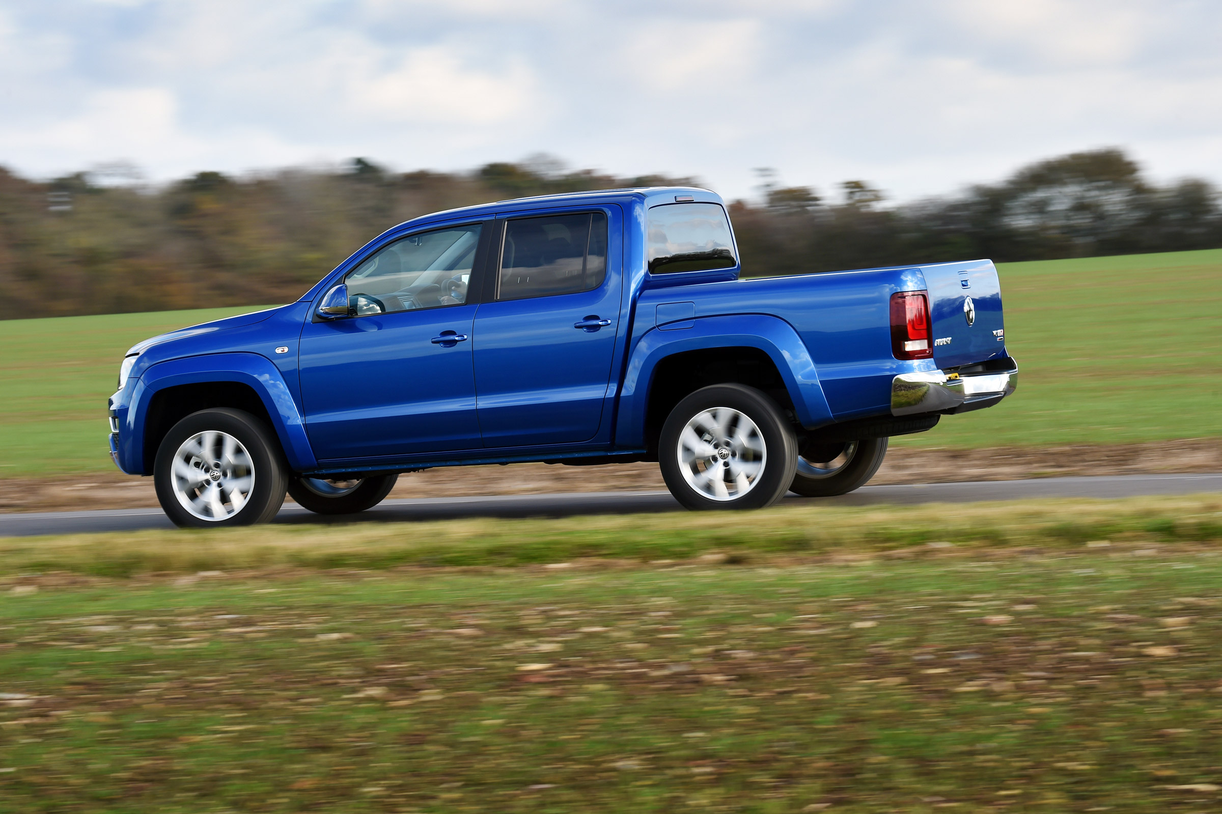 Volkswagen Amarok pick-up 2016 - side tracking