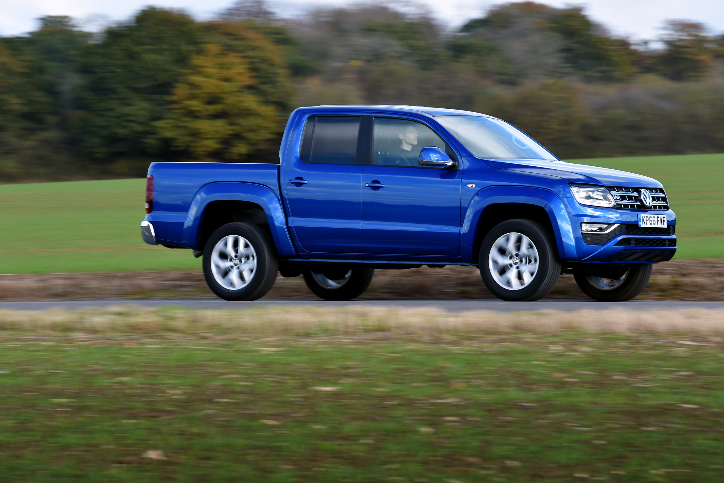 Volkswagen Amarok pick-up 2016 - side tracking 2