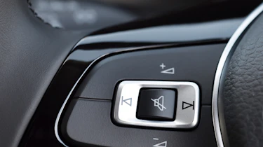 Volkswagen Amarok pick-up 2016 - steering wheel buttons