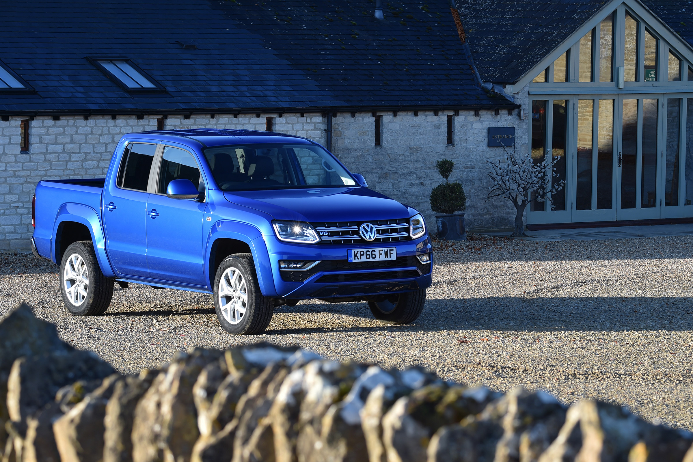 Volkswagen Amarok pick-up 2016 - front quarter 2