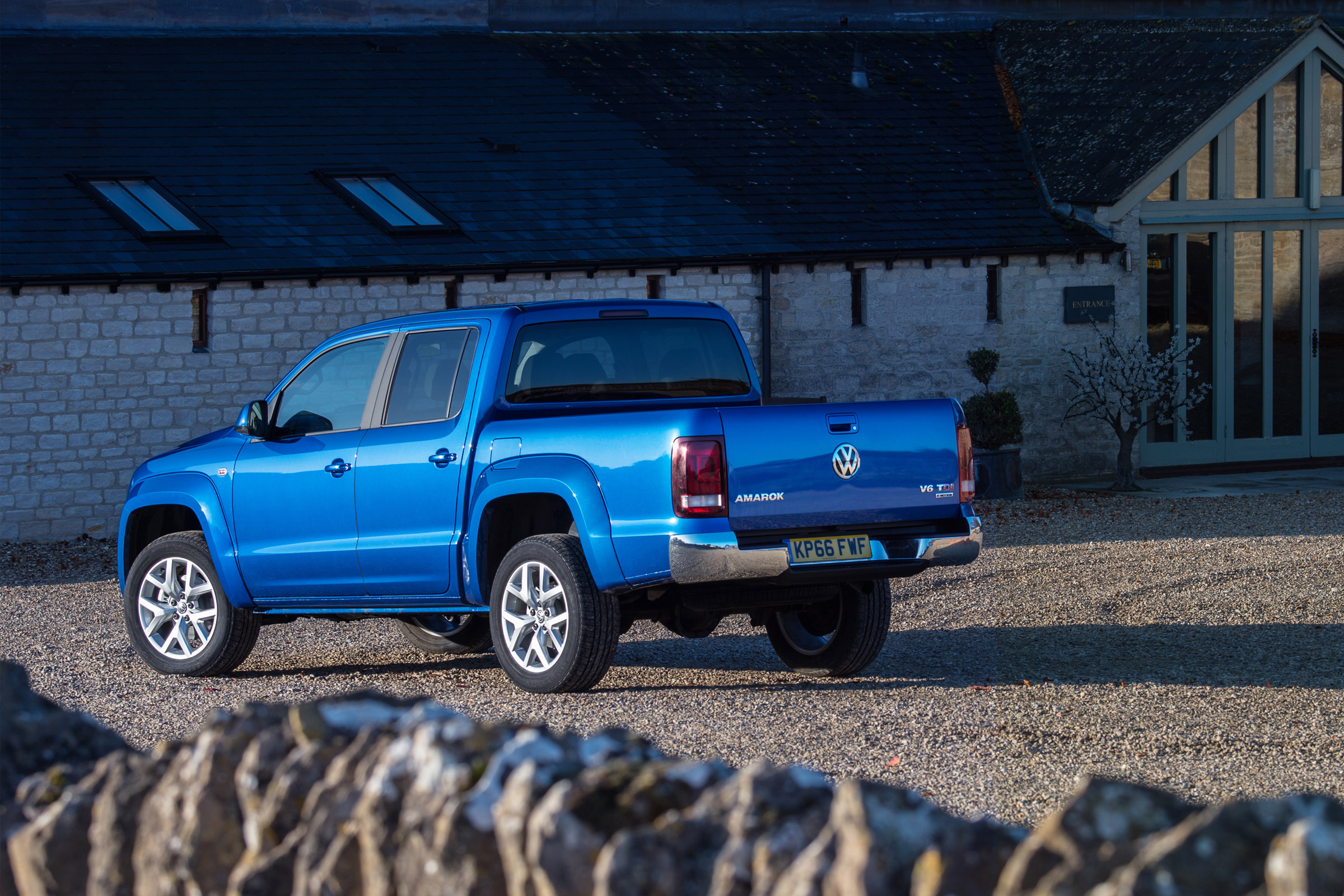 Volkswagen Amarok pick-up 2016 - rear quarter 2