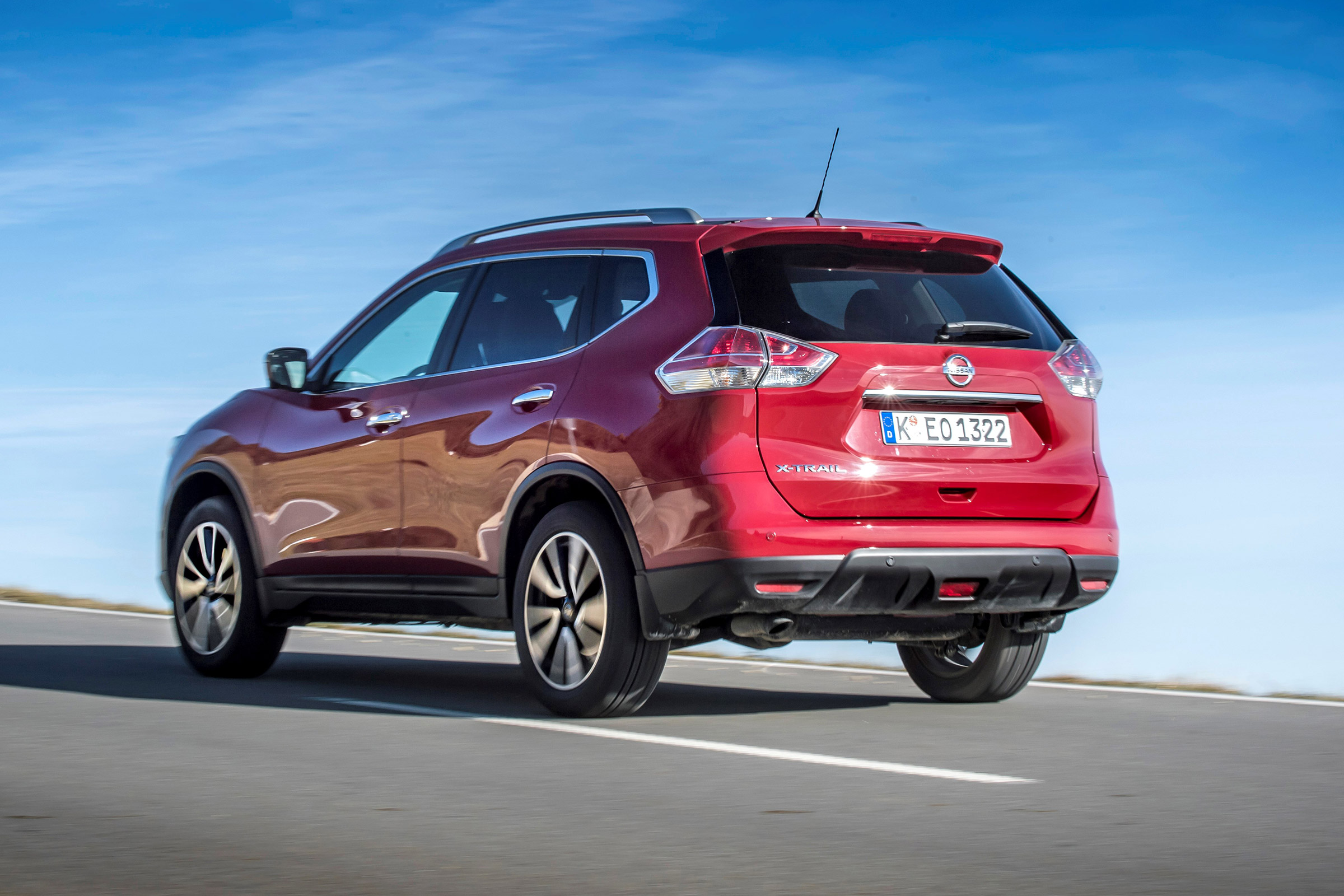 Nissan X-Trail 2.0 diesel - rear action