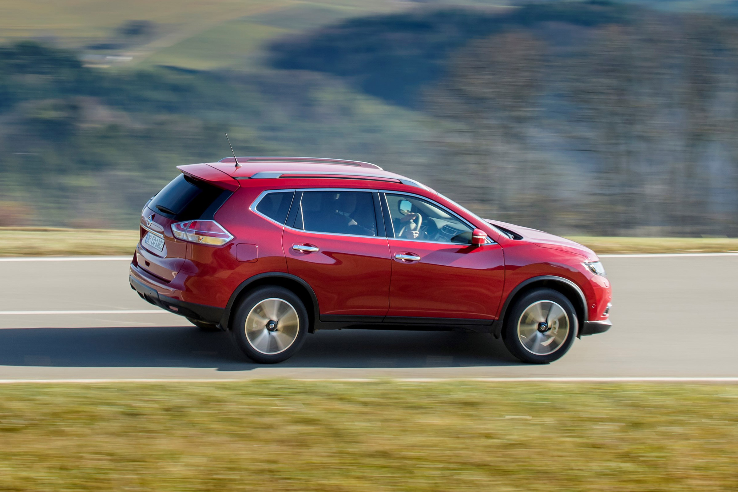 Nissan X-Trail 2.0 diesel - side