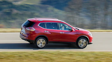 Nissan X-Trail 2.0 diesel - side