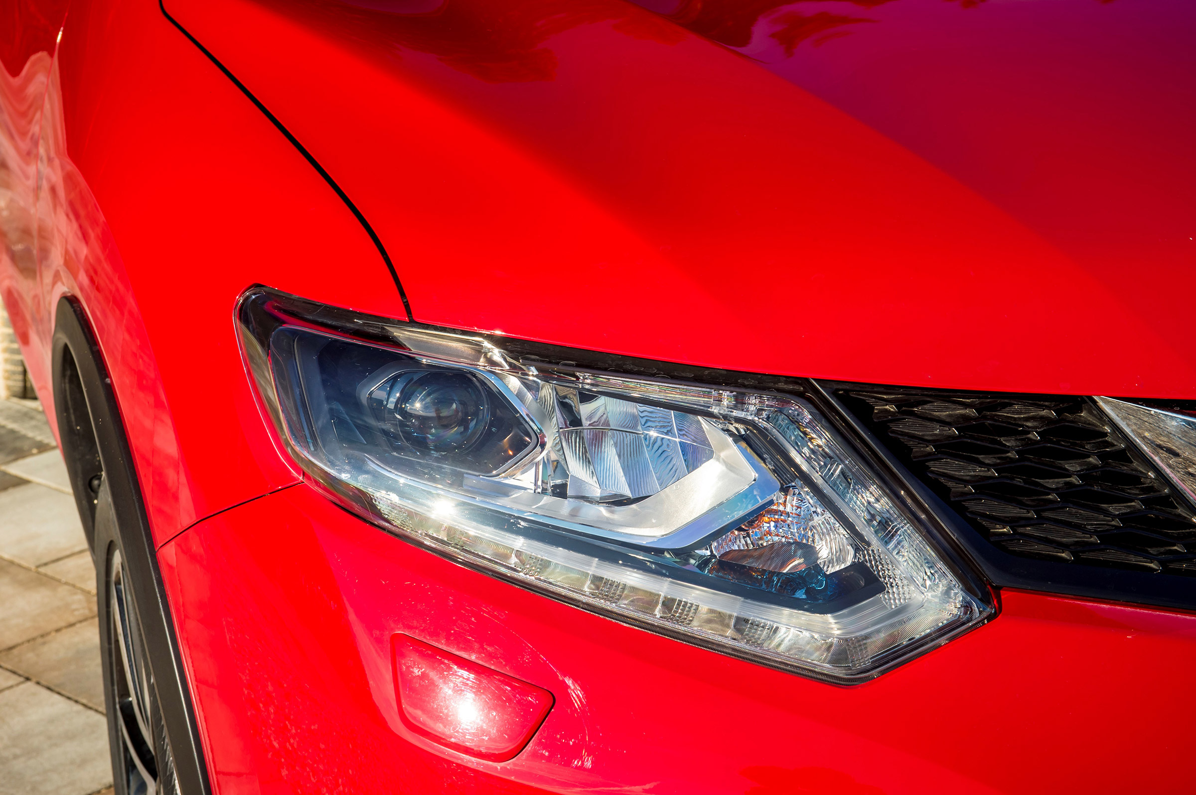 Nissan X-Trail 2.0 diesel - front light detail