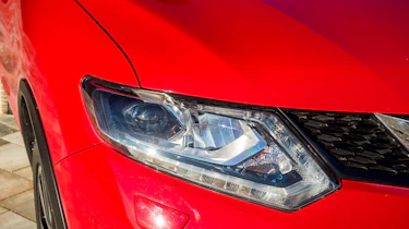 Nissan X-Trail 2.0 diesel - front light detail